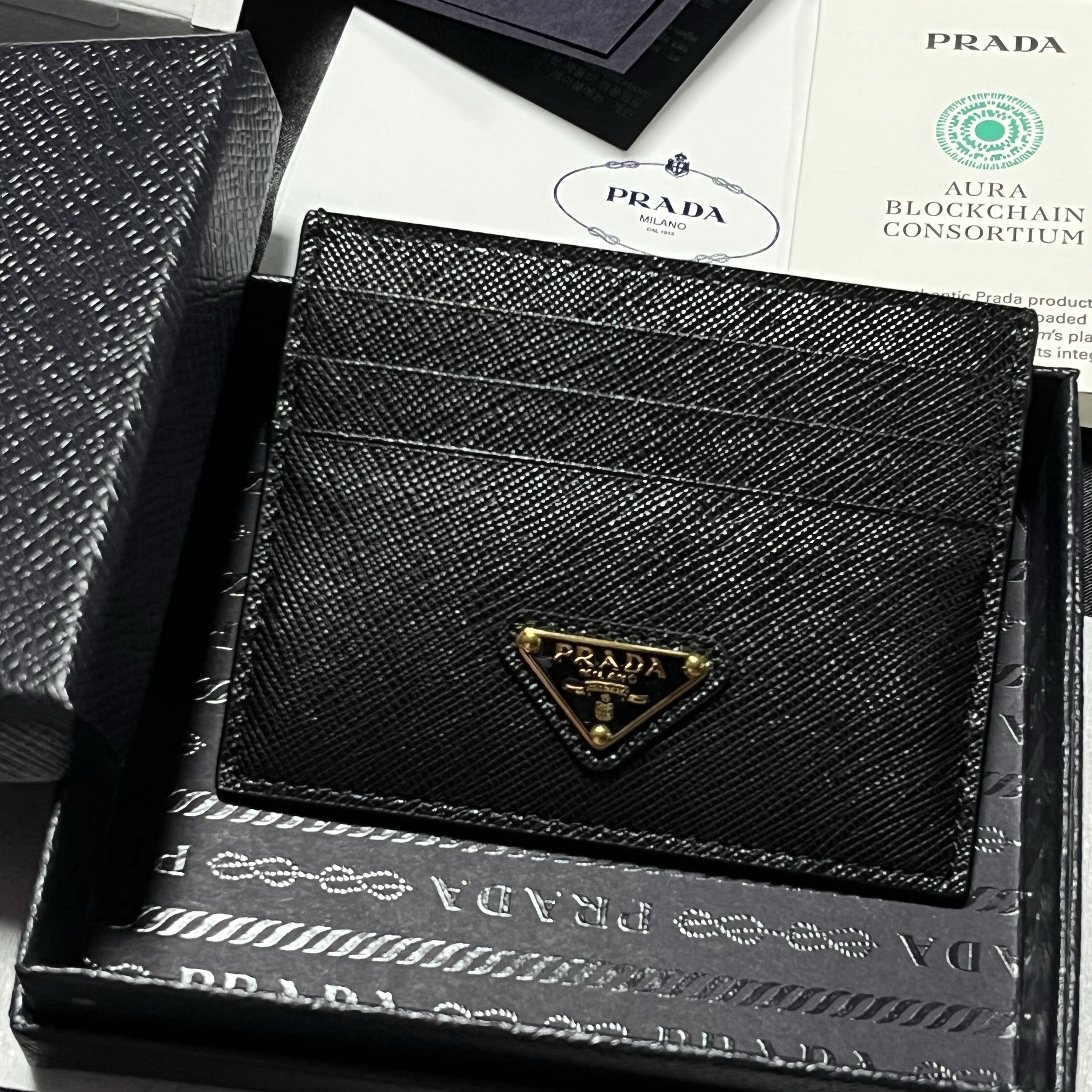 Prada Saffiano Leather Triangle Logo Card Holder Black Gold 착용 스타일 - 1