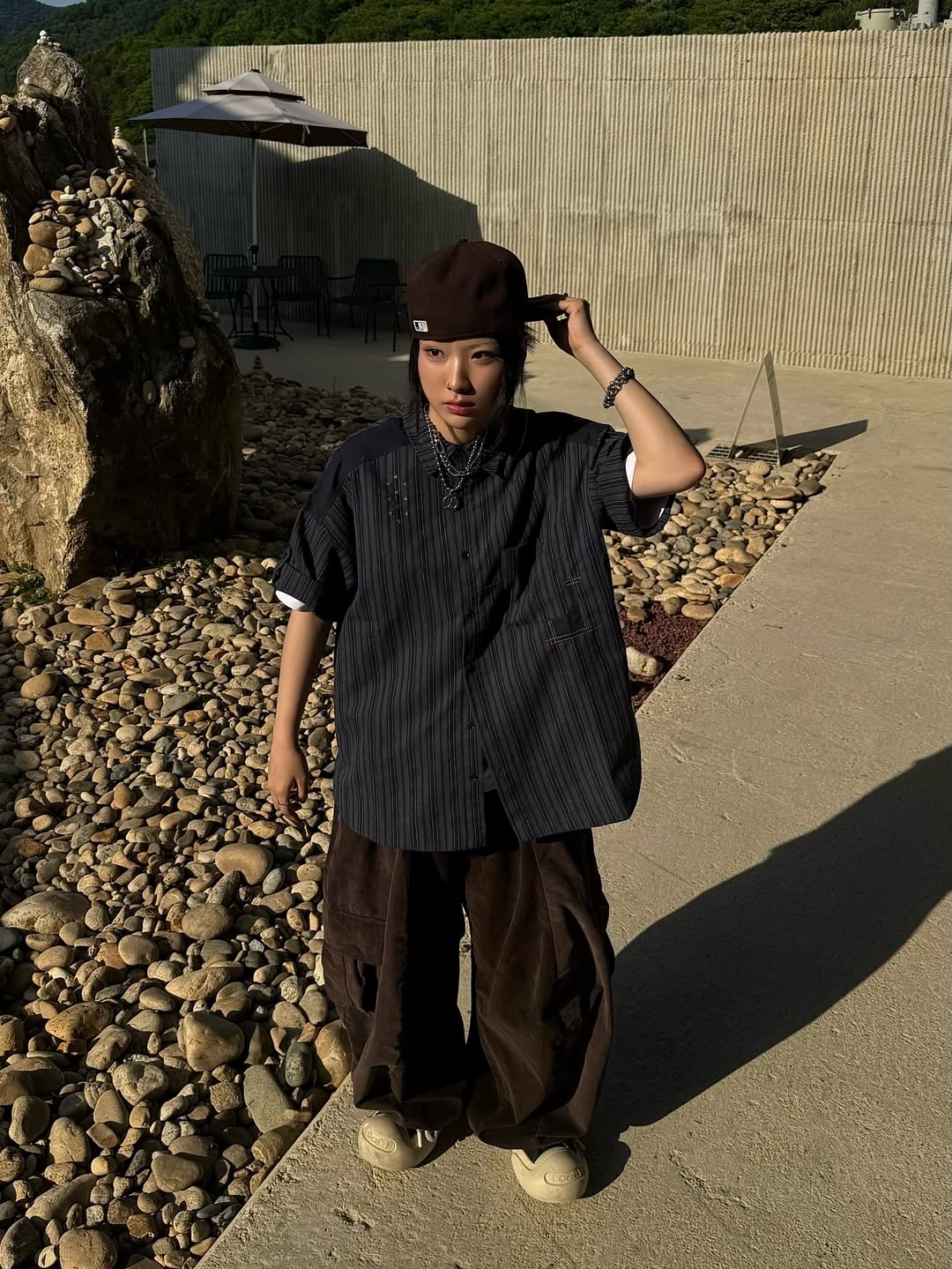 MAINBOOTH Patchwork Roll-up Shirt Navy 착용 스타일 - 2