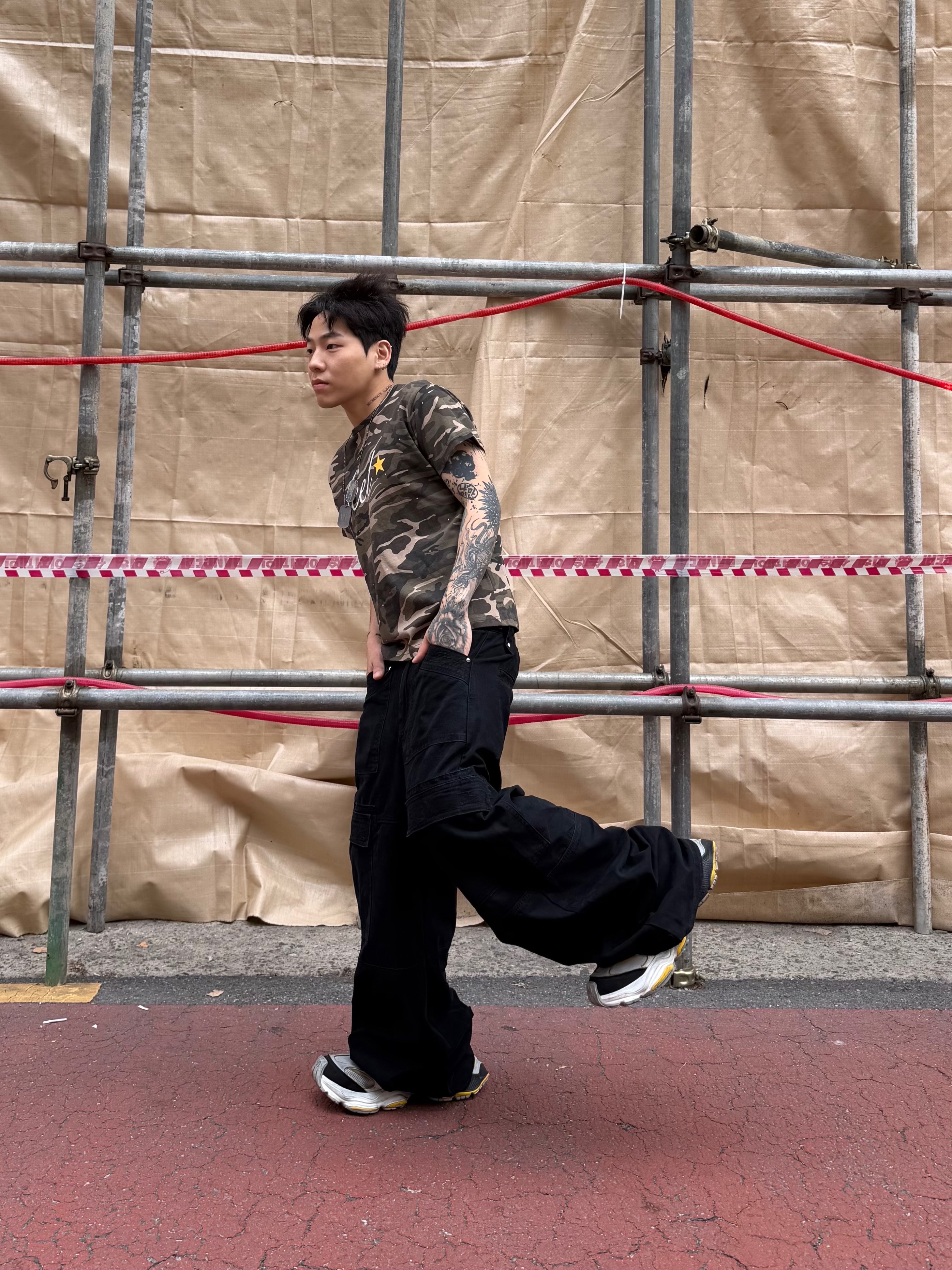 (W) Balenciaga Cargo Sneakers Grey Black Yellow 착용 스타일 - 1