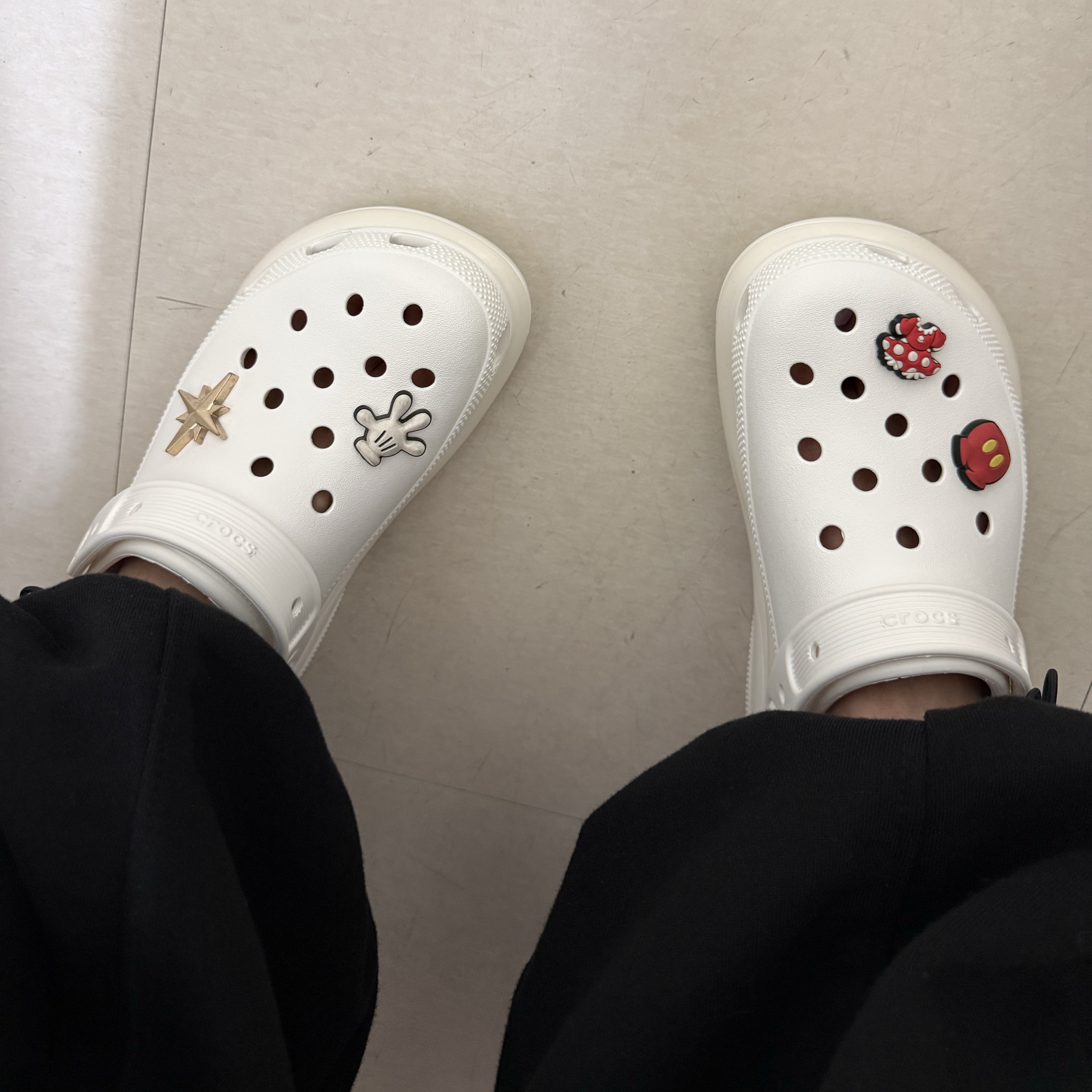 Crocs Classic Mega Crush Clog White 착용 스타일 - 1