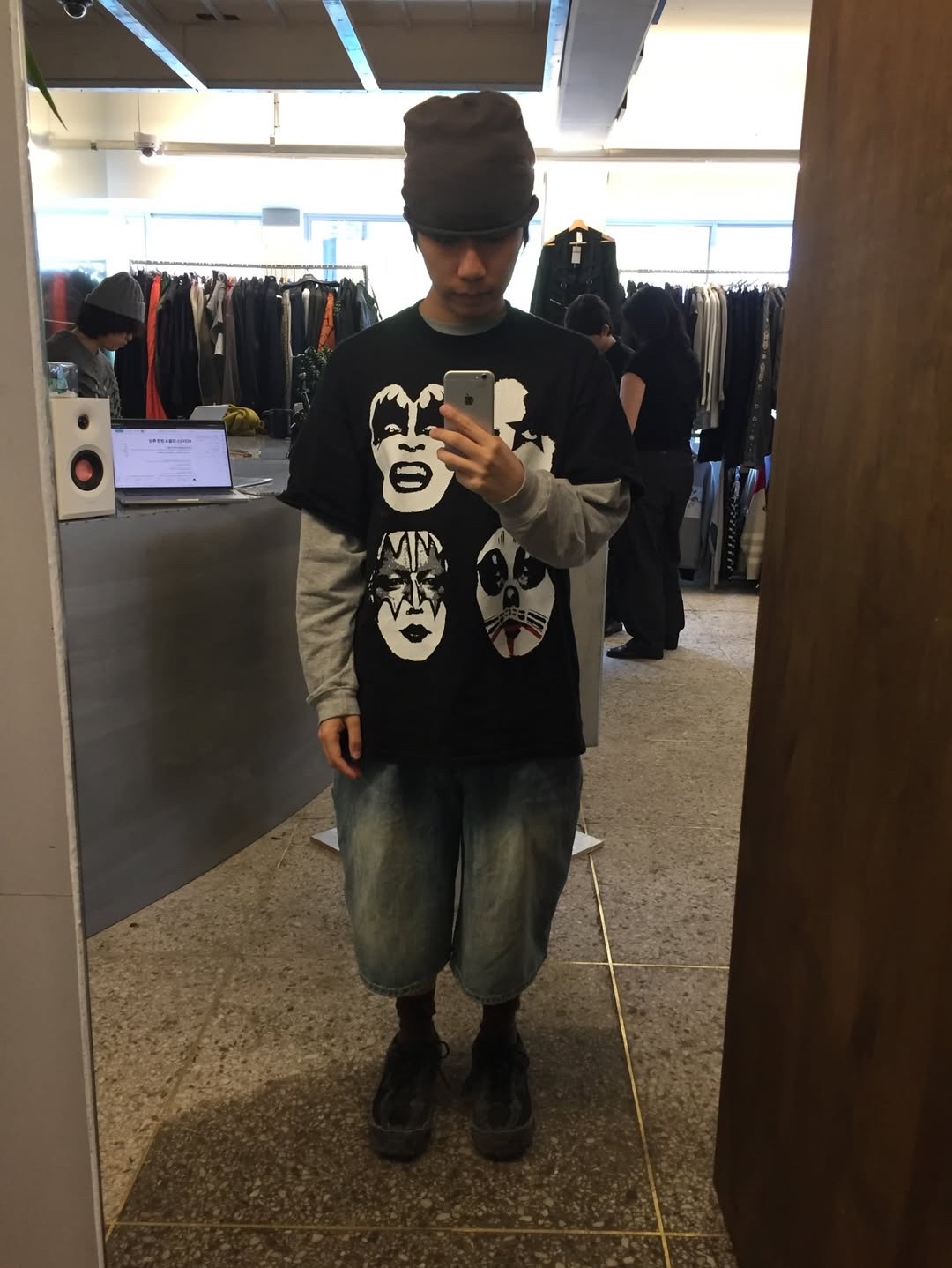 MAINBOOTH X KISS Four Faces Oversized T-shirt Black 착용 스타일 - 2