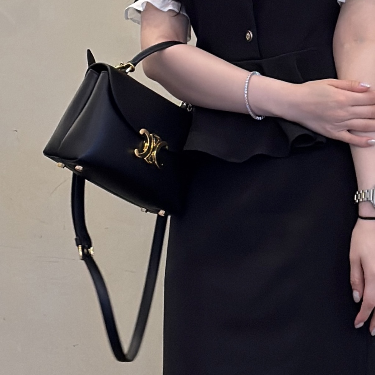 Celine Teen Nino Bag in Shiny Calfskin Black 착용 스타일 - 2