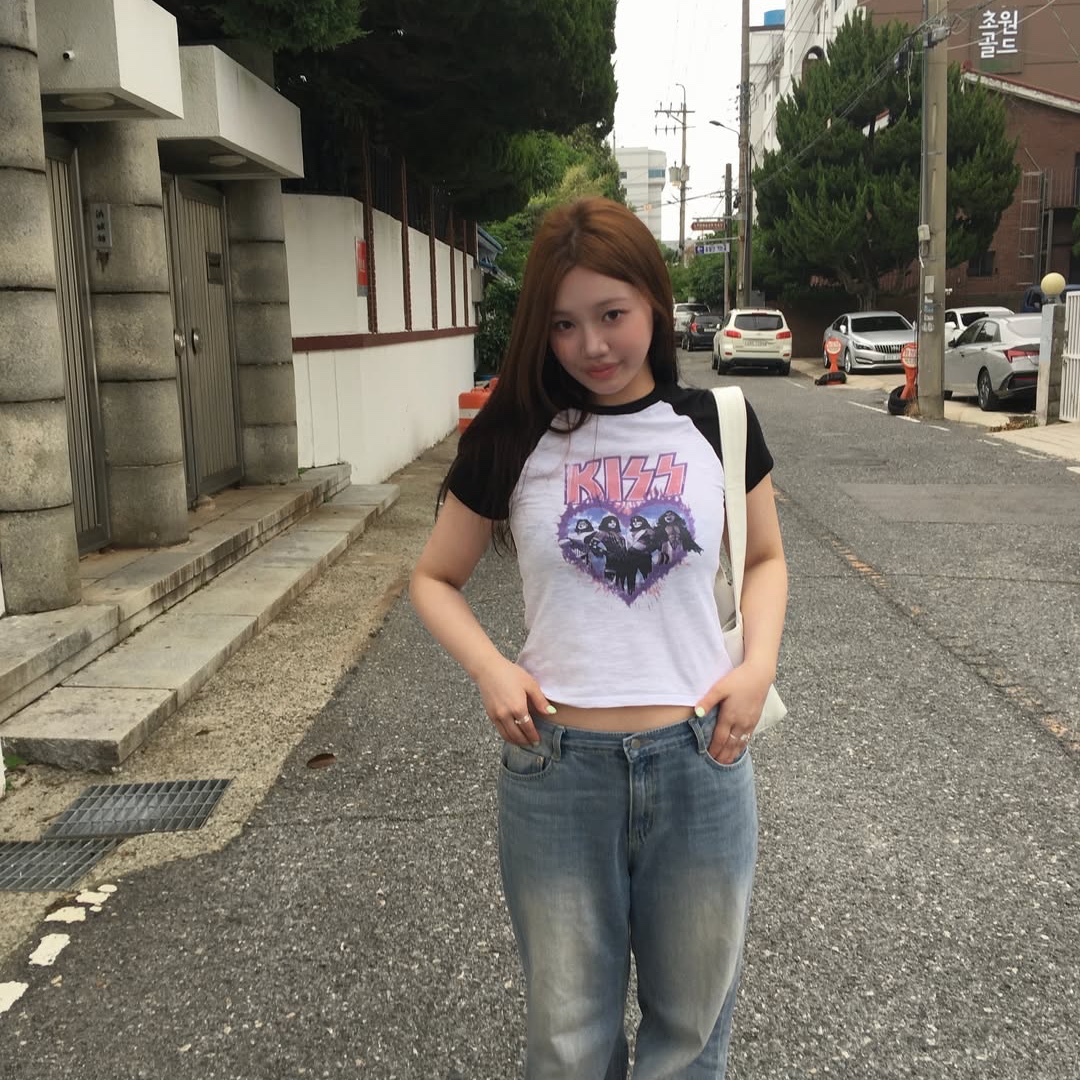 MAINBOOTH X KISS Woman Heart T-shirt White 착용 스타일 - 3