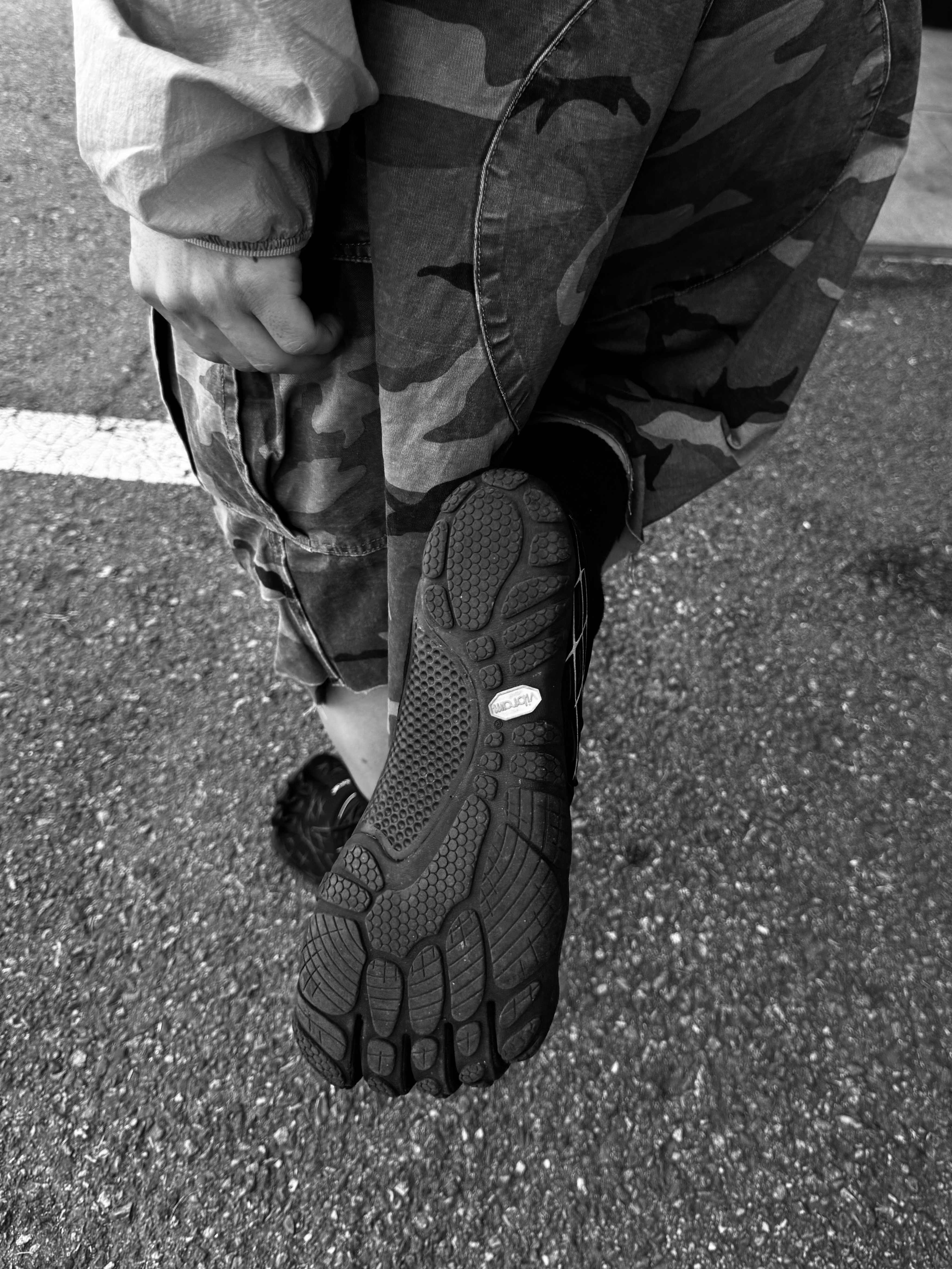 Vibram Fivefingers Seeya LS Evo Black Reflective - 26SS, Balenciaga Swift Oval Sunglasses Black 착용 스타일 - 10
