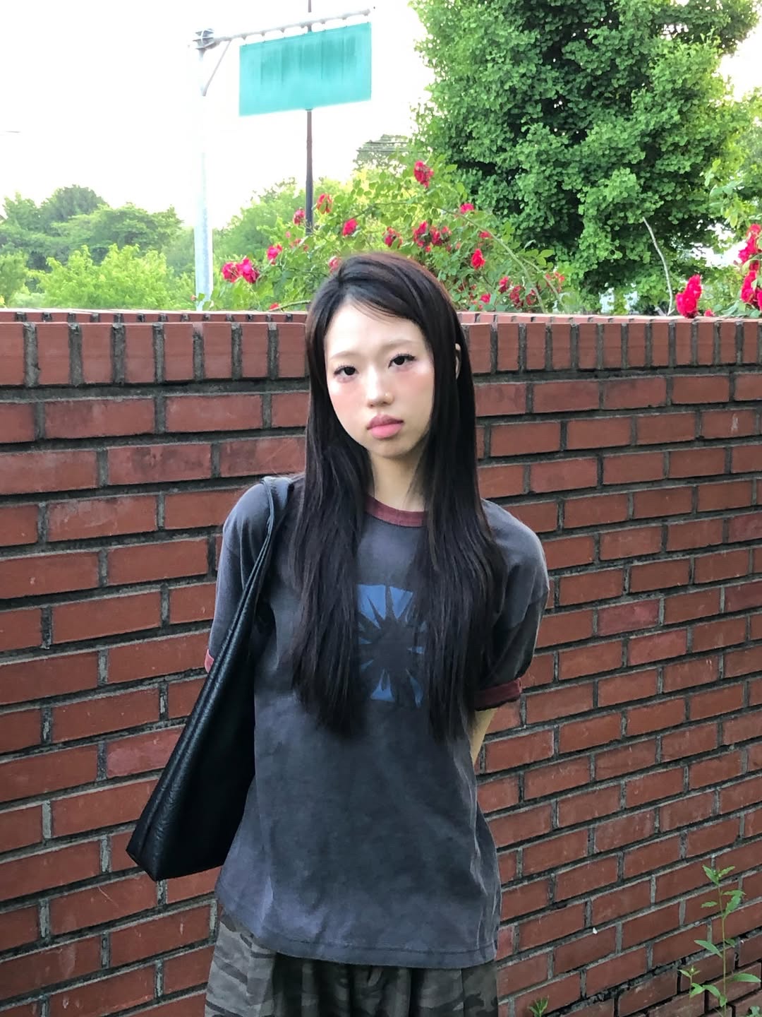 MAINBOOTH Sun Trace T-shirt Charcoal 착용 스타일 - 6