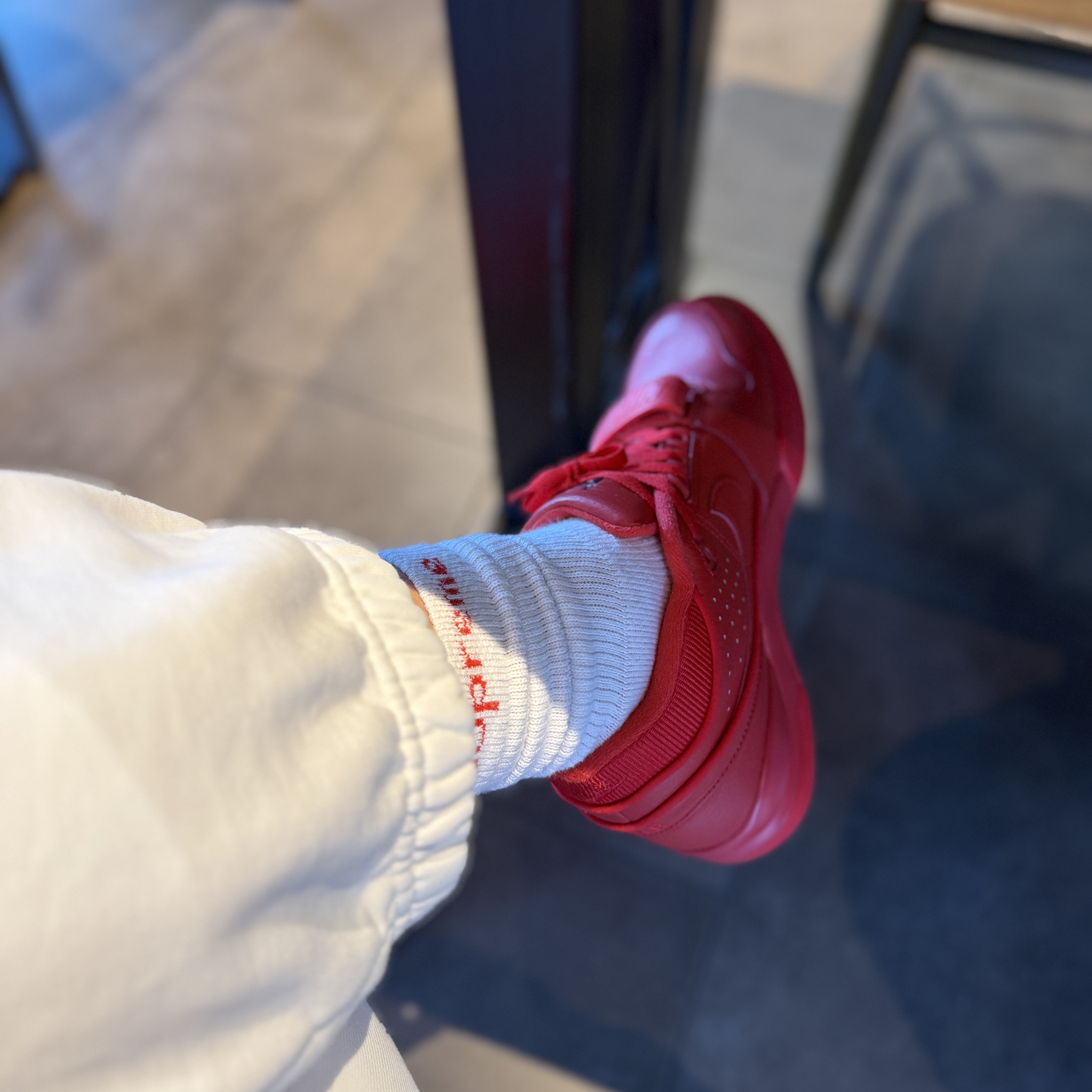 Dr. Martens 1461 Smooth Leather Oxford Shoes Cherry Red, Jordan 1 Retro Low OG Gym Red and Midnight Navy 착용 스타일 - 3