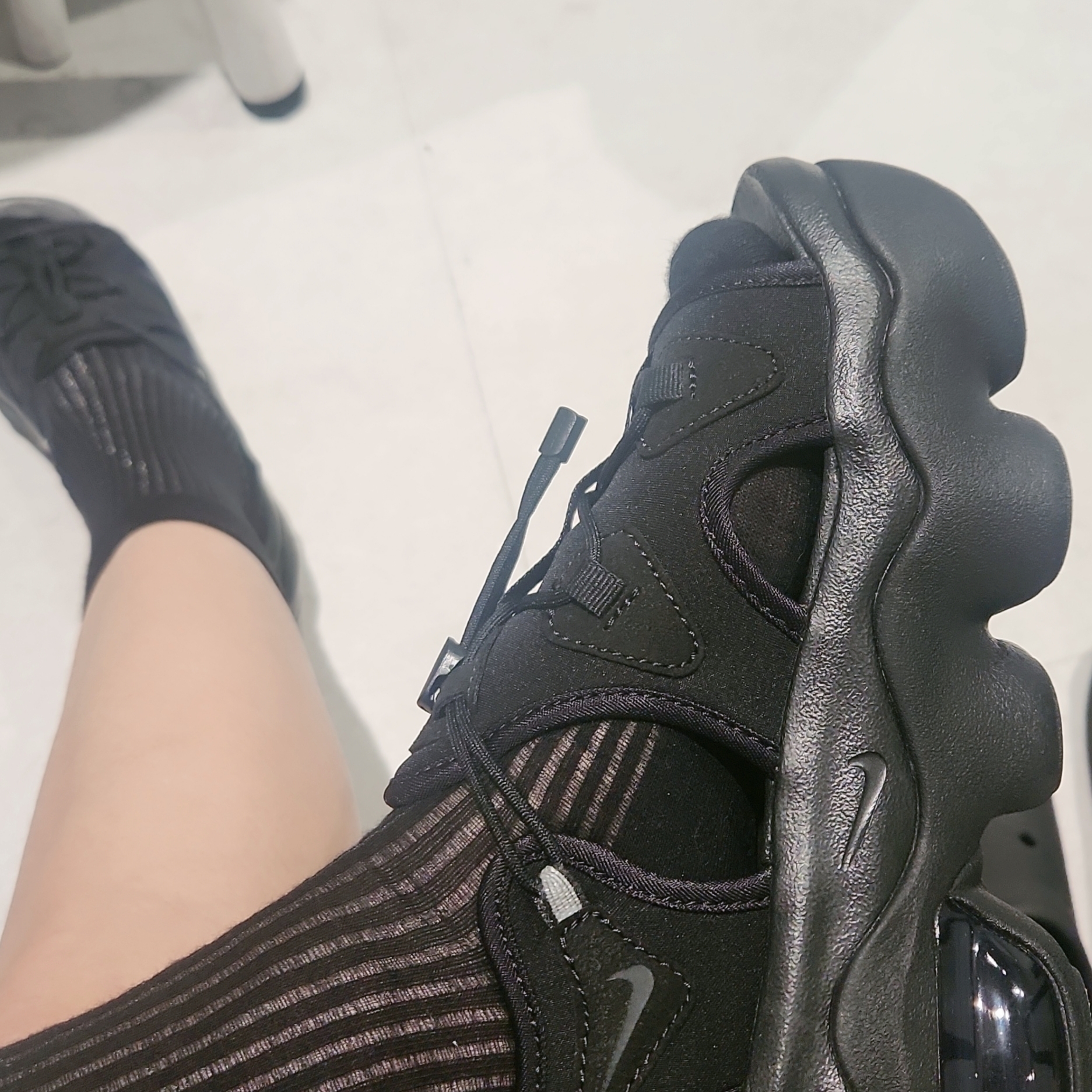 (W) Nike Air Max Koko Sandal Black 착용 스타일 - 2