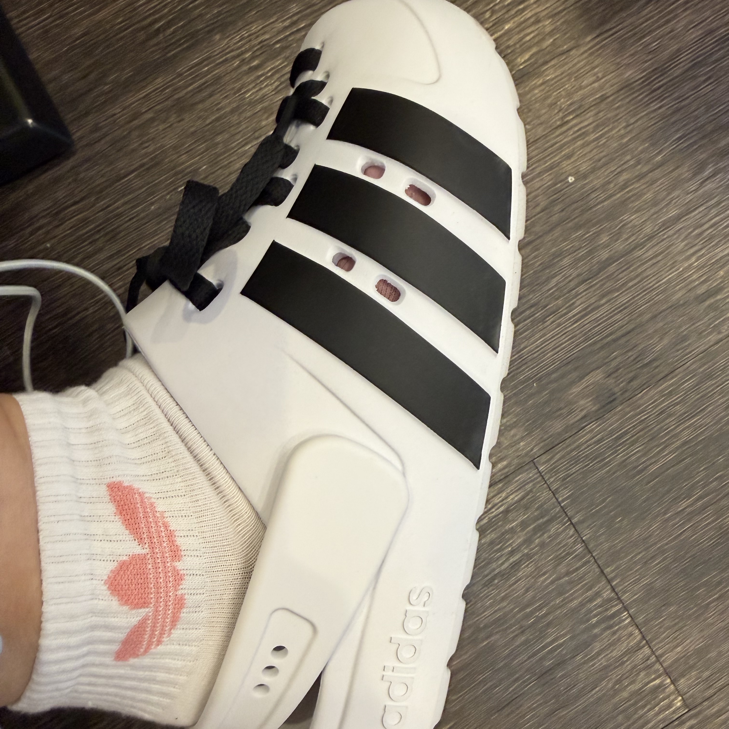 Adidas Adilette Clog 2.0 Cloud White Core Black 착용 스타일 - 3