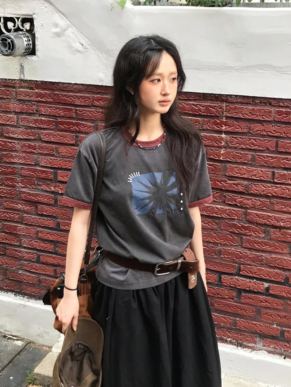 MAINBOOTH Sun Trace T-shirt Charcoal 착용 스타일 - 2