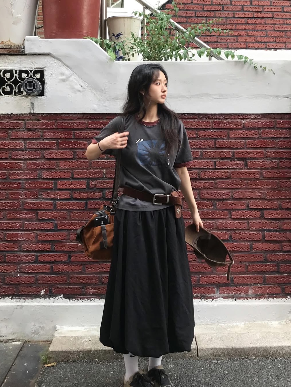 MAINBOOTH Sun Trace T-shirt Charcoal 착용 스타일 - 3