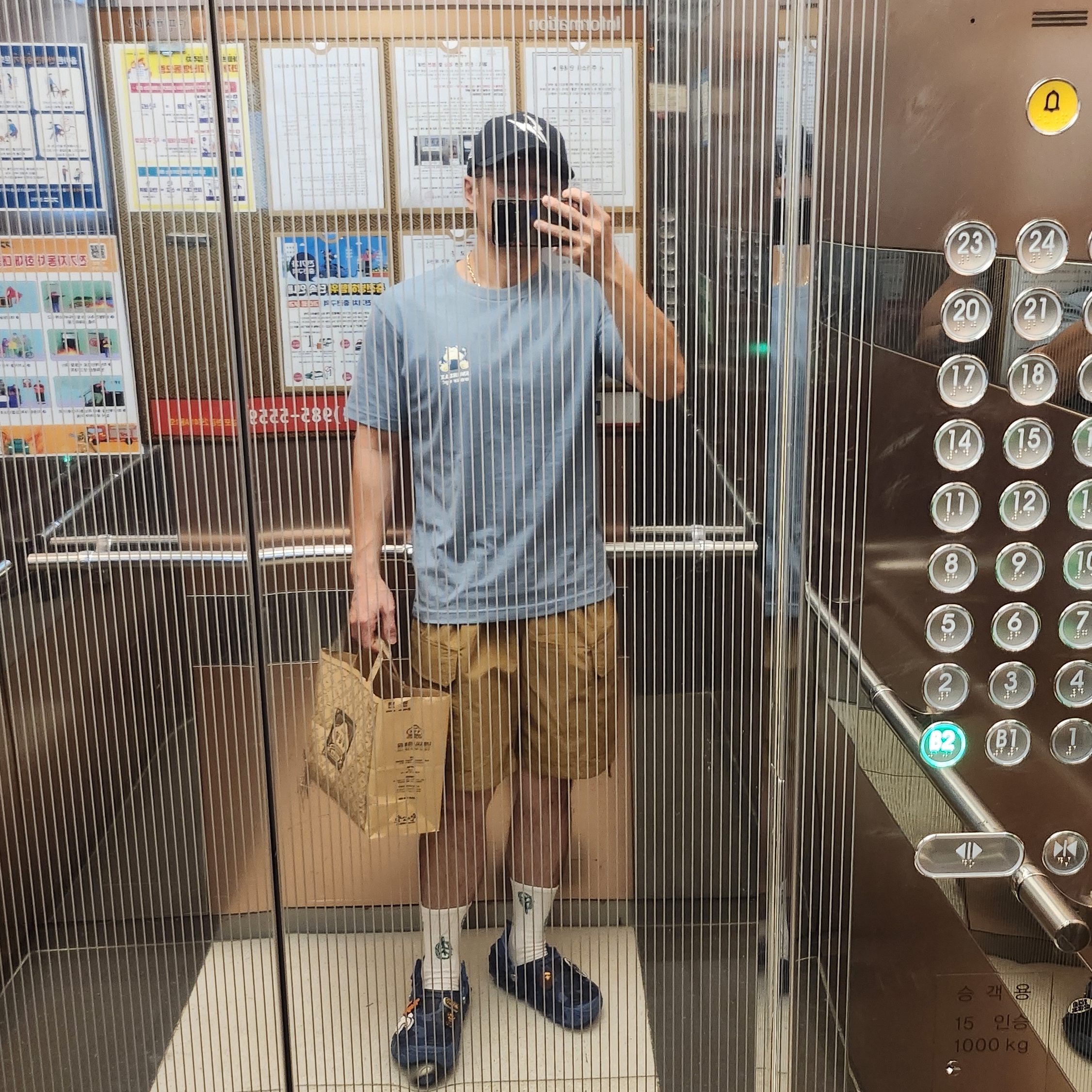 Uniqlo UT x Pokemon Graphhic T-Shirt 1C Blue, Crocs x BAPE Echo RO Clog Navy 착용 스타일 - 1