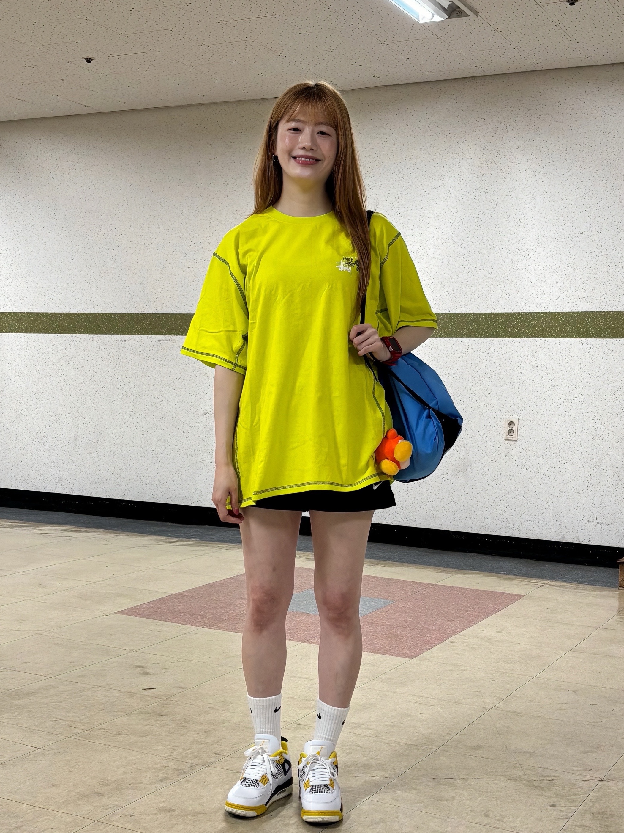 Stussy x Mountain Hardwear T-Shirt Flashlight, (W) Jordan 4 Retro Vivid Sulfur 착용 스타일 - 2