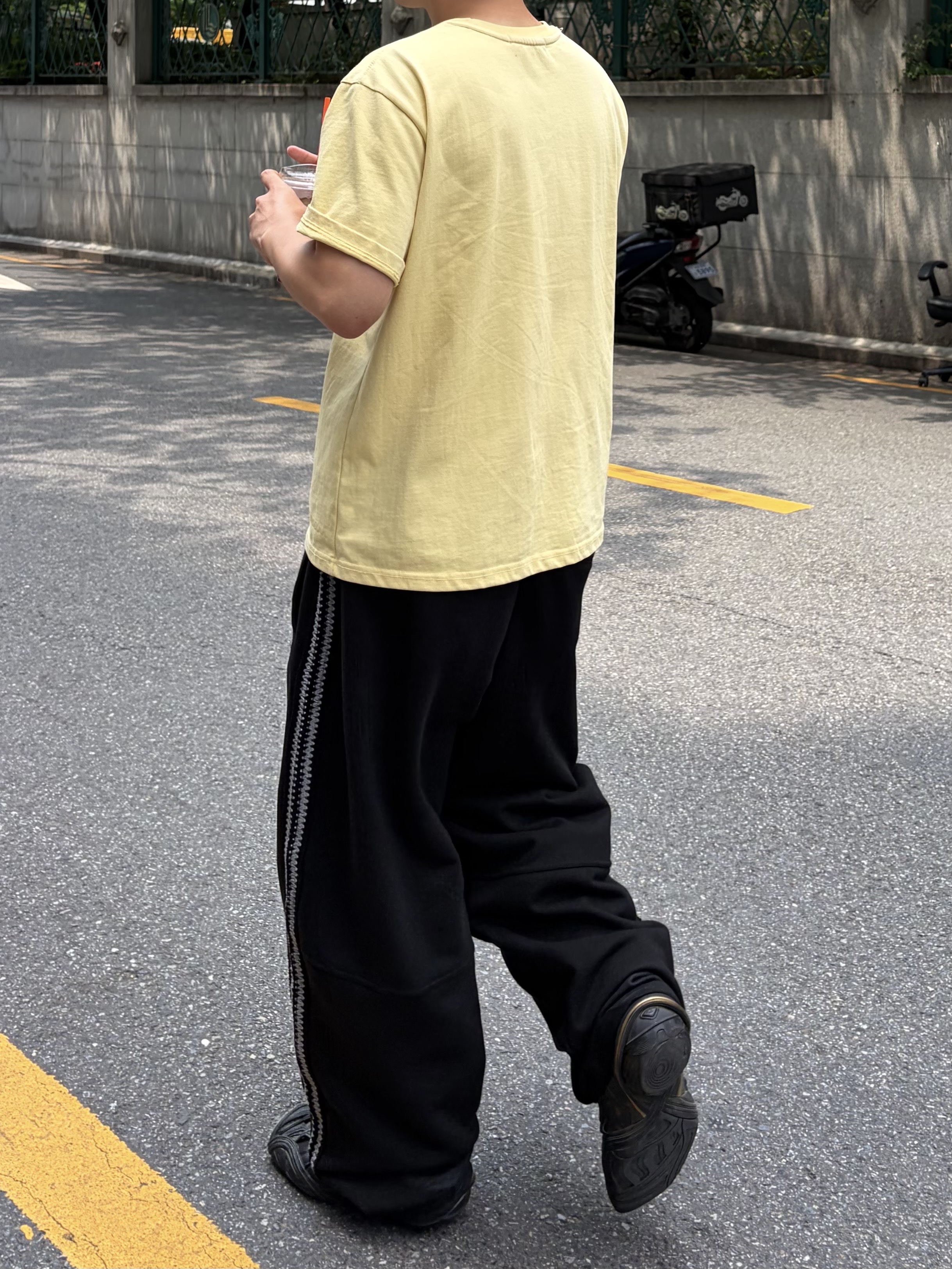 noun Soft Round T-Shirts Yellow, noun Track Sweat Pants Black 착용 스타일 - 2