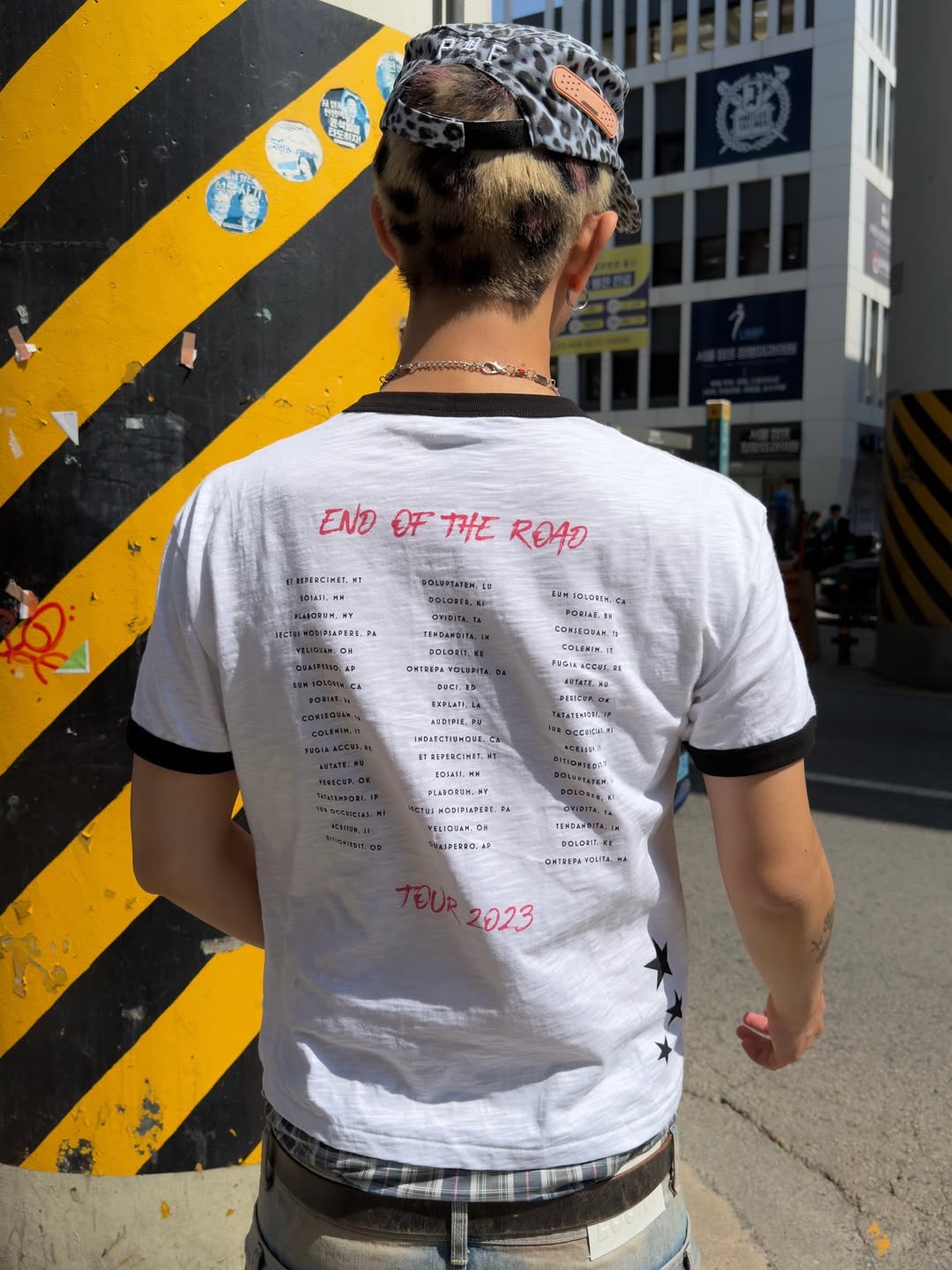 MAINBOOTH X KISS End of the Road T-shirt White 착용 스타일 - 5