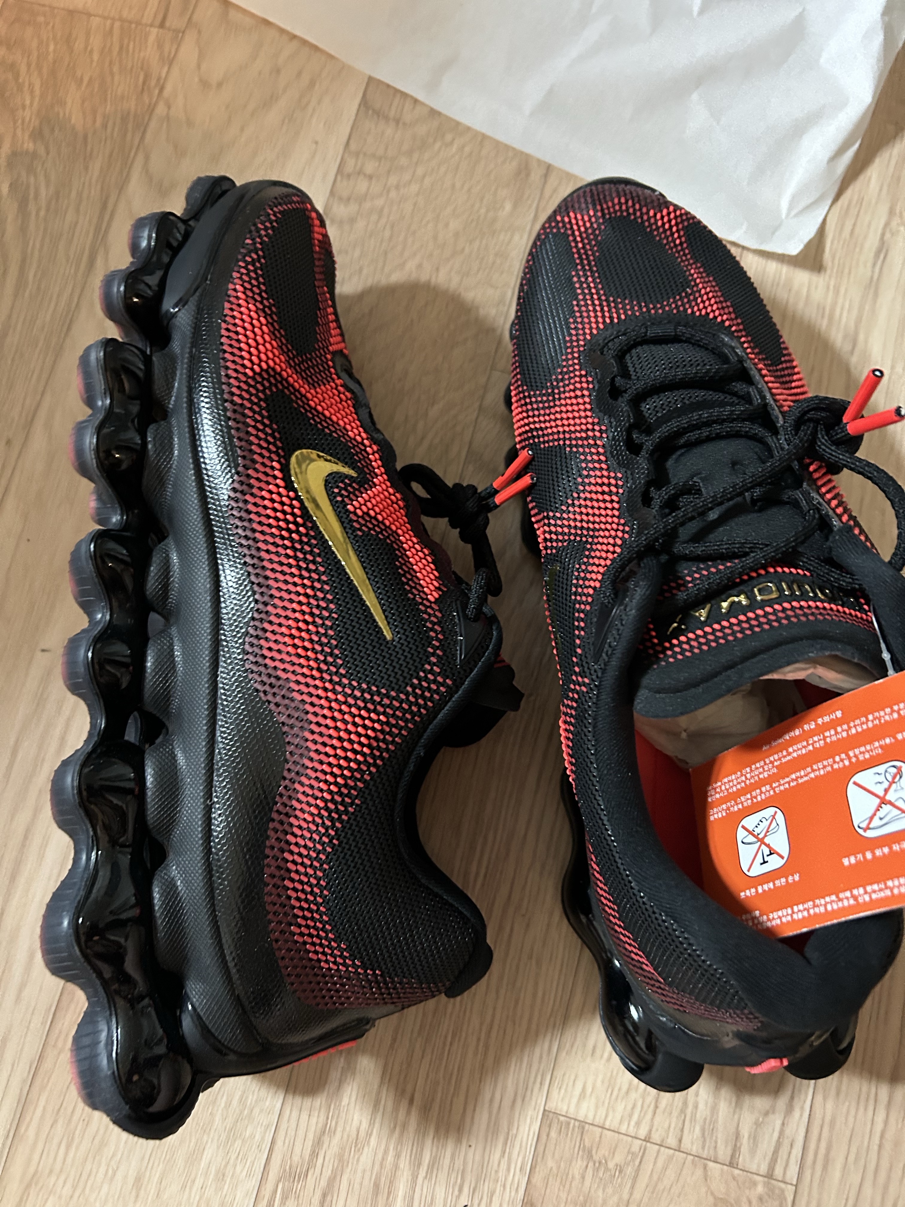 Nike Air Liquid Max Black Metallic Gold 착용 스타일