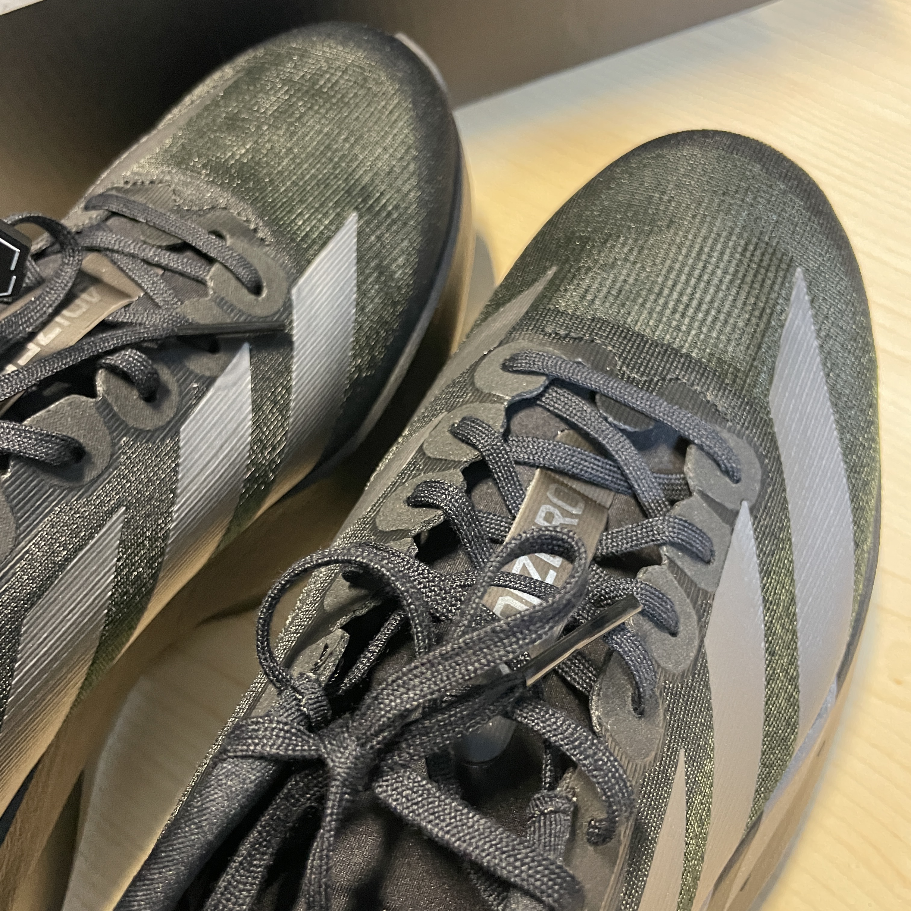Adidas Adizero EVO SL Core Black Iron Metallic 착용 스타일 - 1