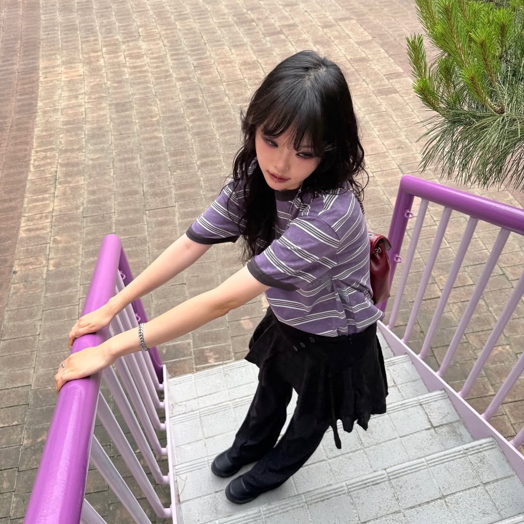 MAINBOOTH Rough Star Stripe T-shirt Purple 착용 스타일 - 2