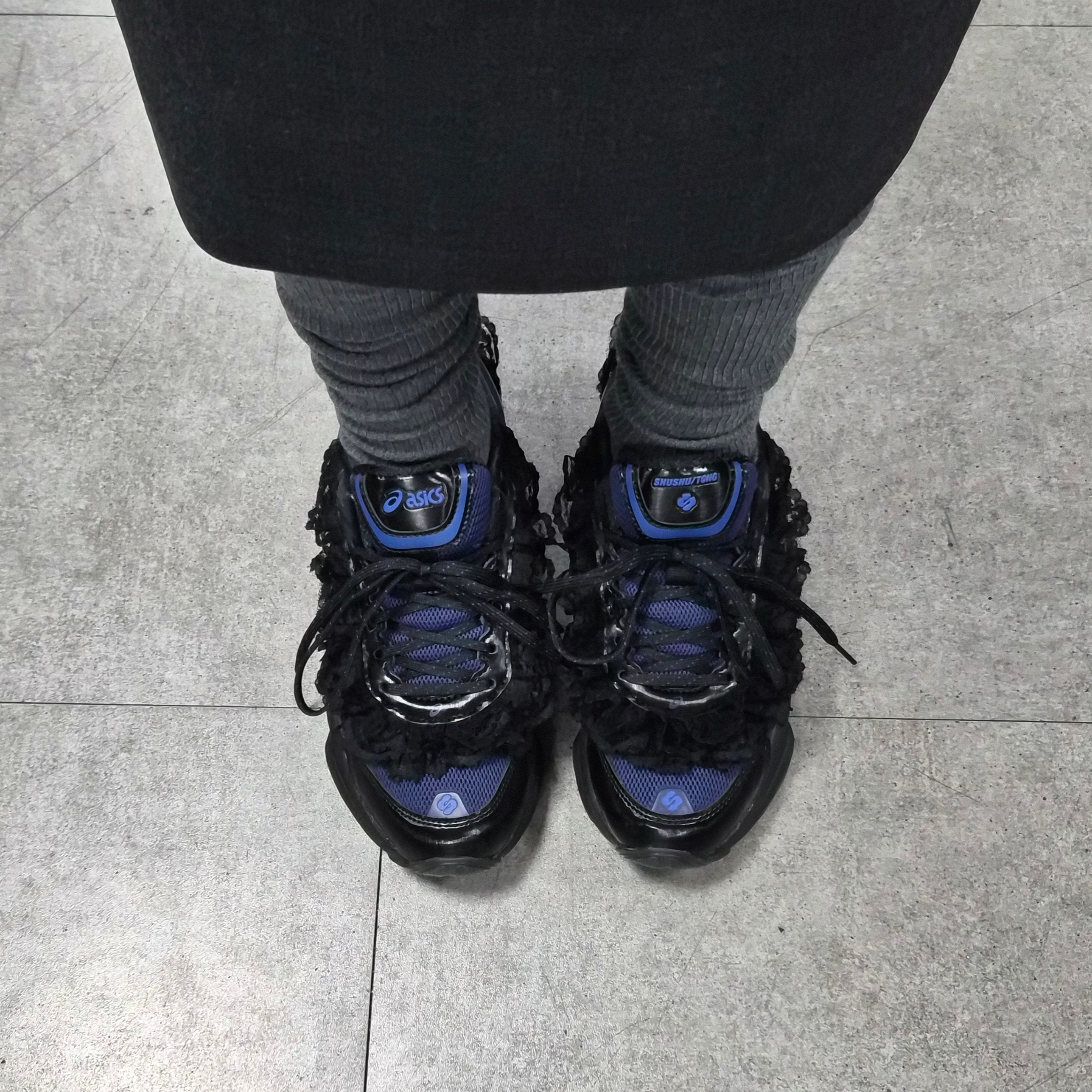 Asics x Shushu Tong Gel-Kinetic Fluent Blue Expanse Monaco Blue, (W) Miseki Seoul Shirring Knee Socks Charcoal 착용 스타일 - 2