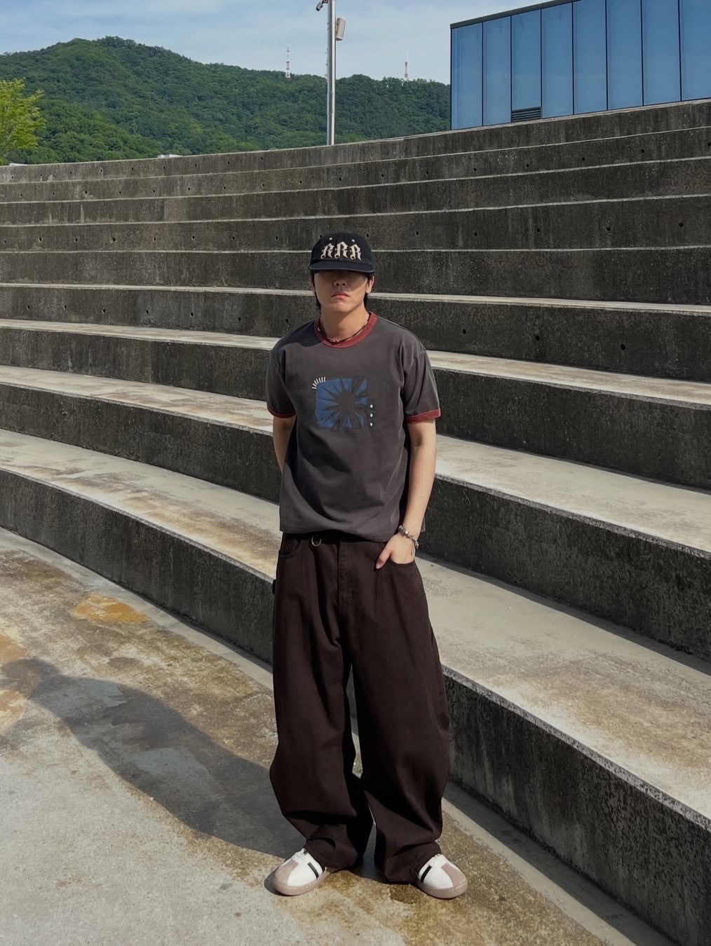 MAINBOOTH Sun Trace T-shirt Charcoal 착용 스타일 - 3