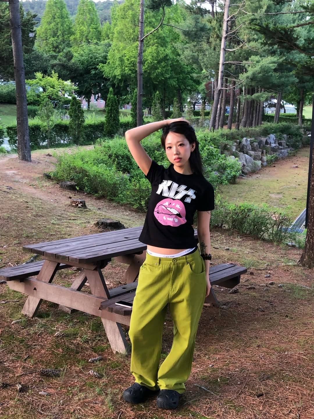MAINBOOTH X KISS Woman Vintage Lip T-shirt Black 착용 스타일 - 2