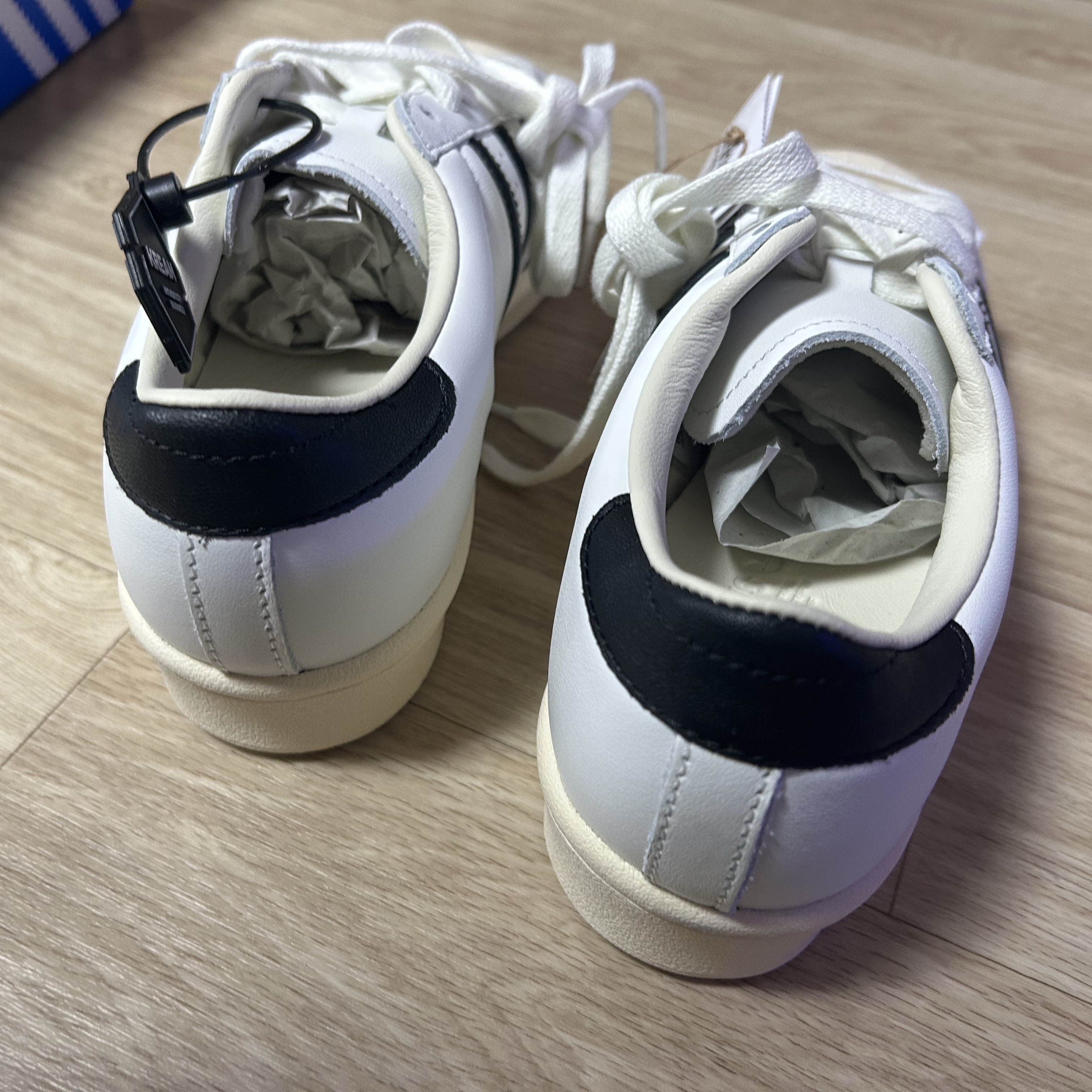 Adidas Superstar Vintage Core White Core Black 착용 스타일