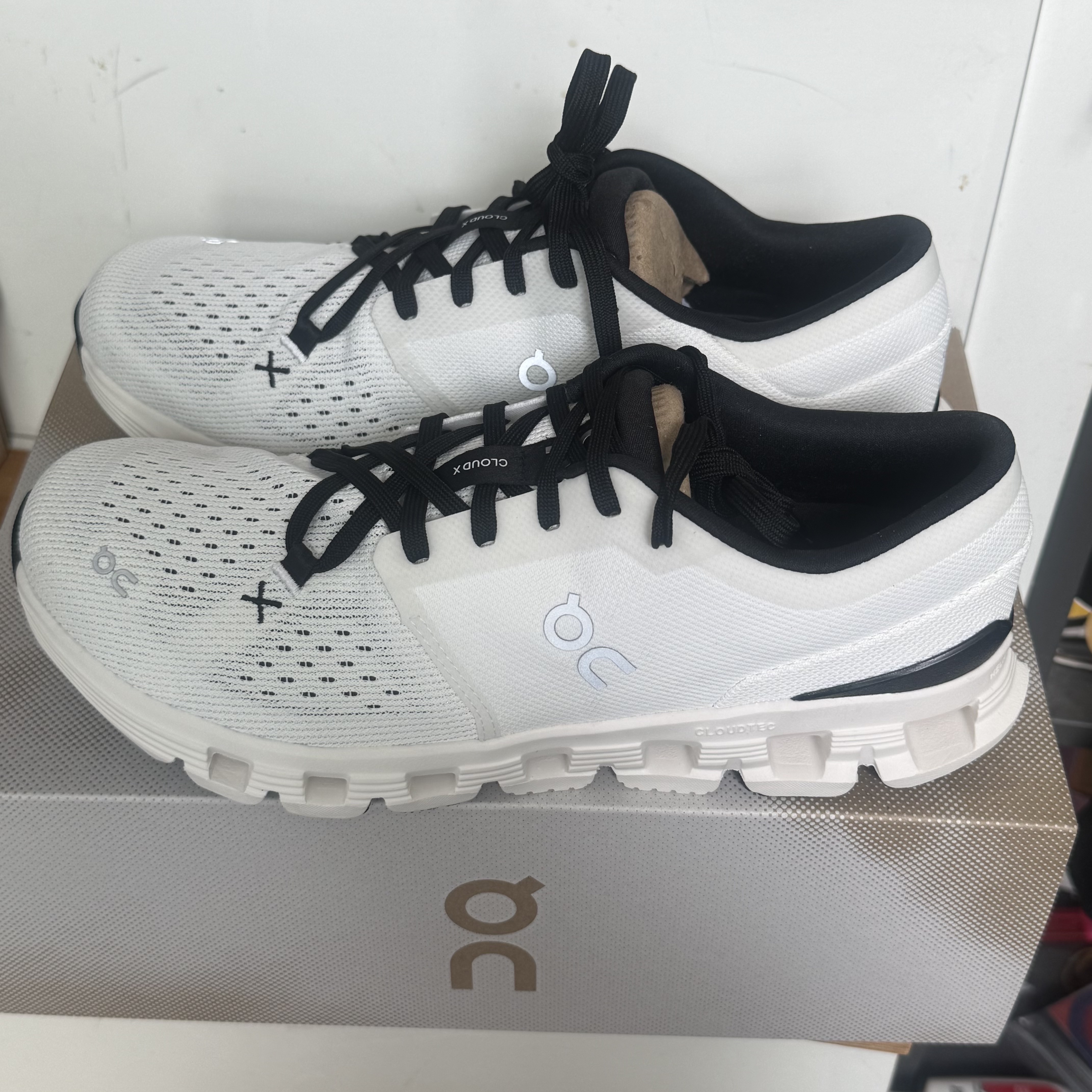 On Running Cloud X 4 Ivory Black 착용 스타일