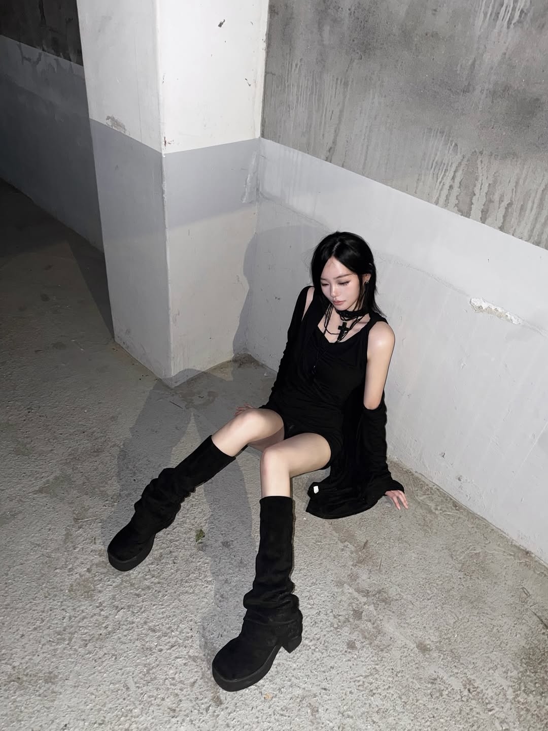VOONT Twist Drape Slim Mini Dress (BLACK) 착용 스타일 - 4