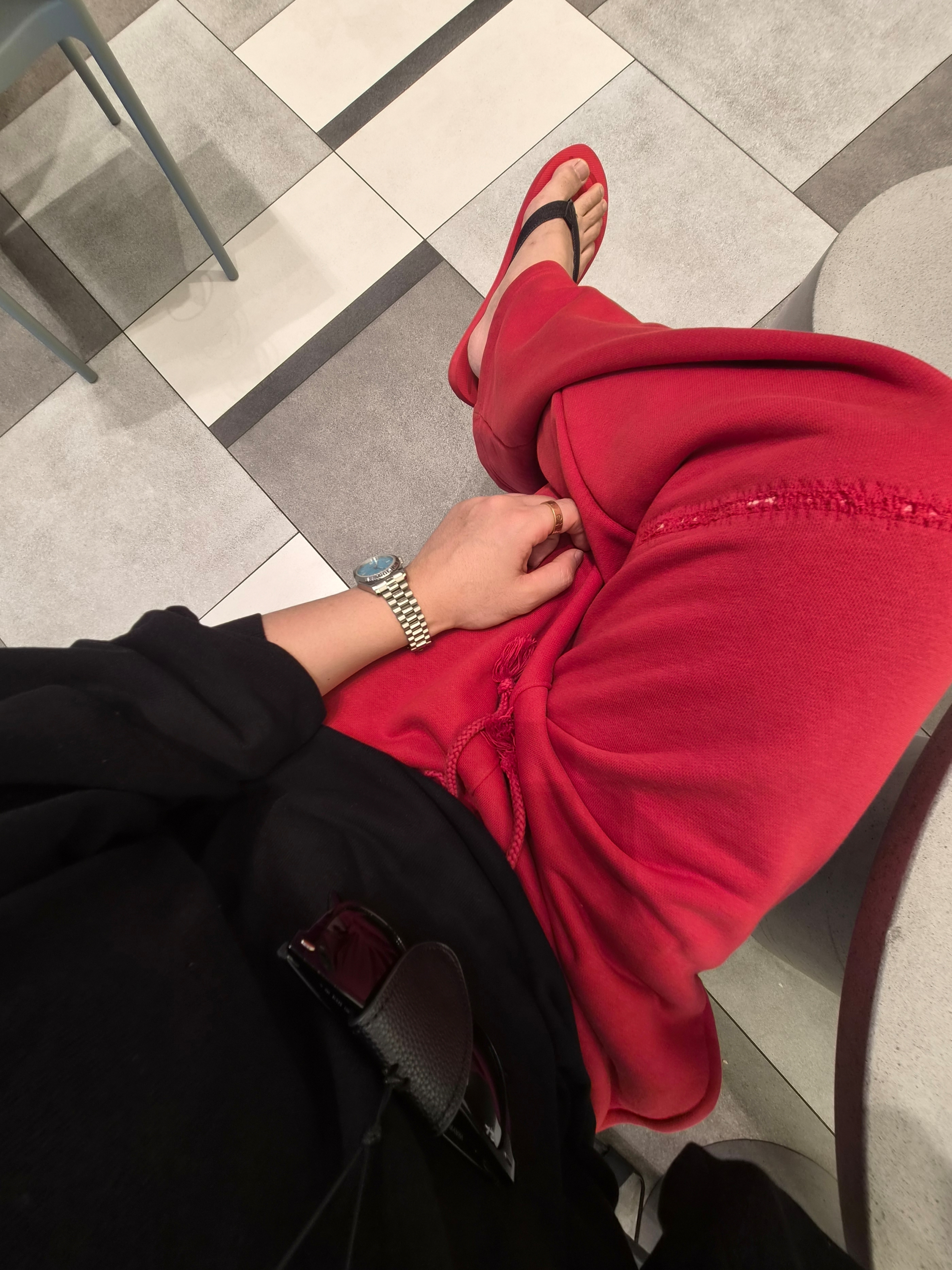 Matin Kim Matin Denim Loop Flip Flop In Red, Cartier Love Ring Classic Yellow Gold 착용 스타일 - 1