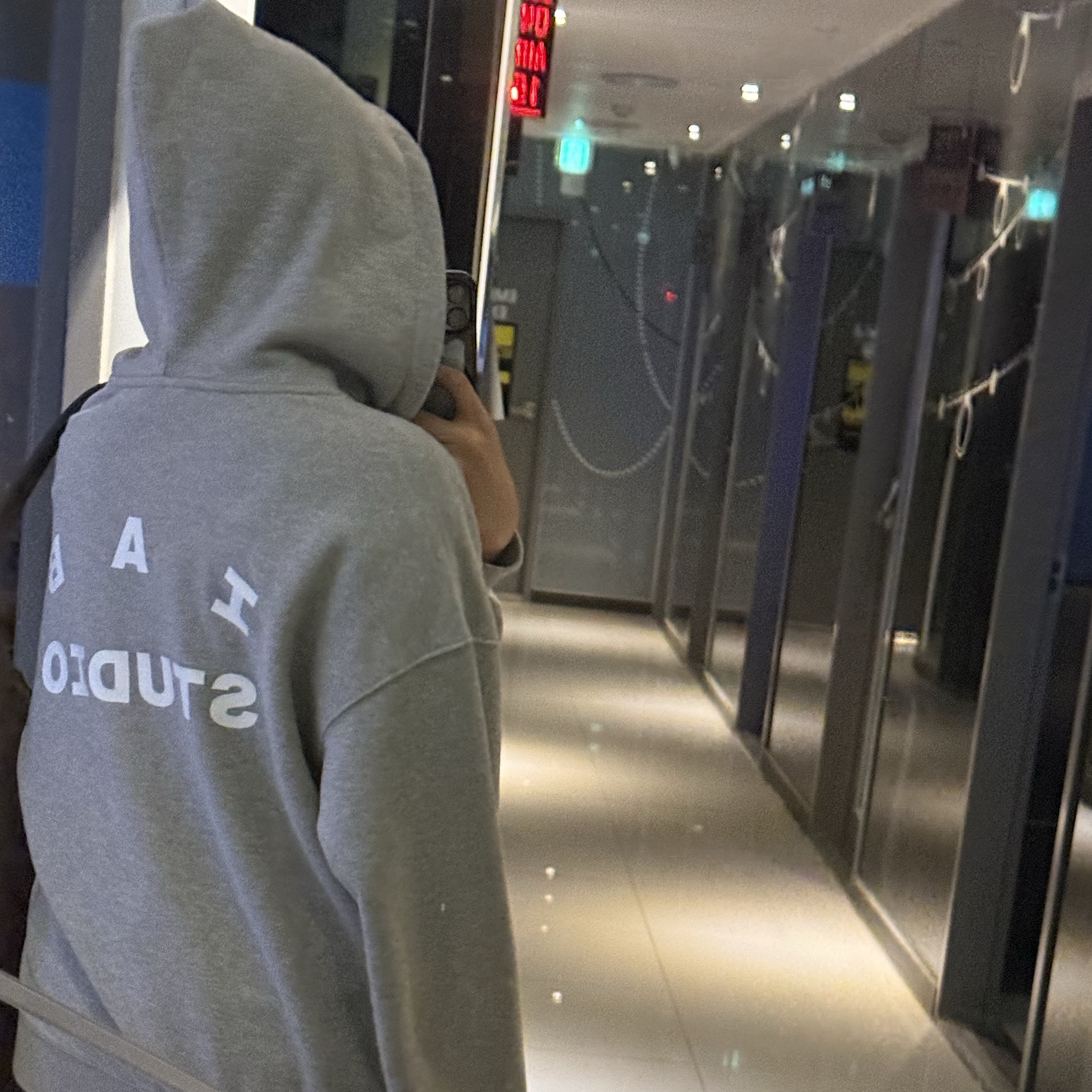 IAB Studio Zip-Up Hoodie Melange Gray - 26SS 착용 스타일 - 4
