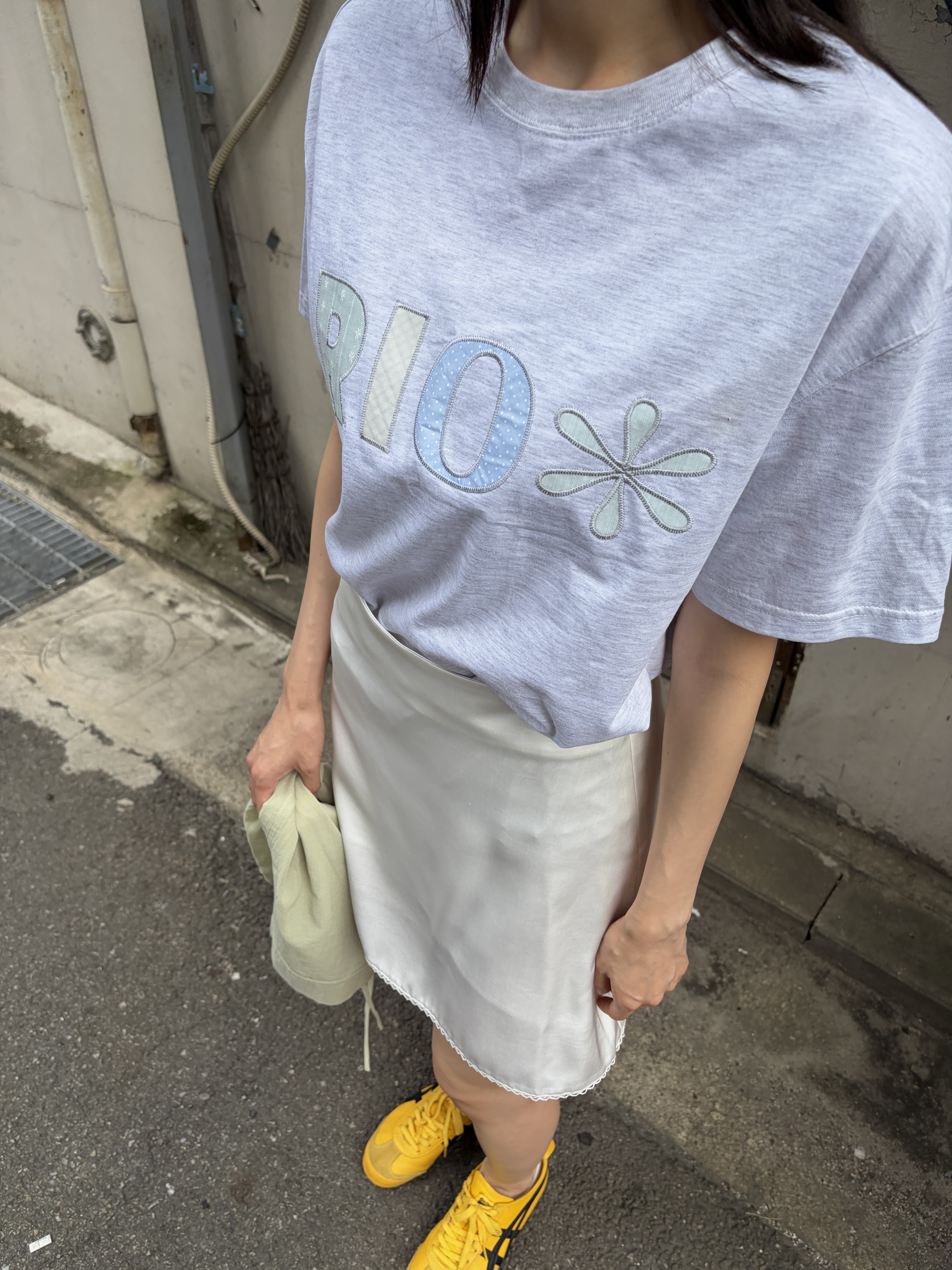 Riomeu Check Applique Short Sleeve T-shirt White Melange 착용 스타일 - 1