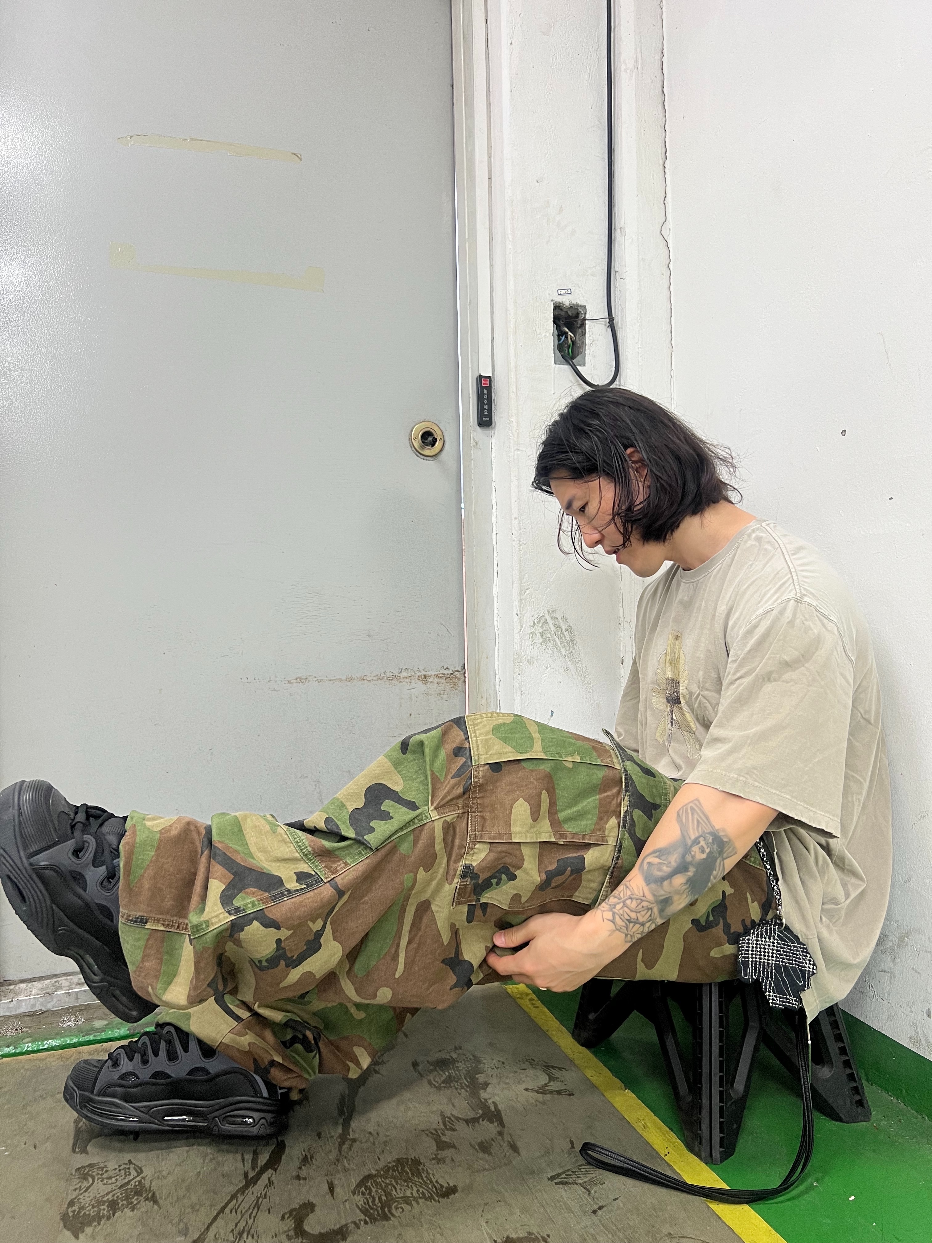 NOD Stone Washed Cargo Pants Camo, Undermycar Once Sacred Always Holy Vintage T-Shirt Oatmeal - 25SS 착용 스타일 - 4