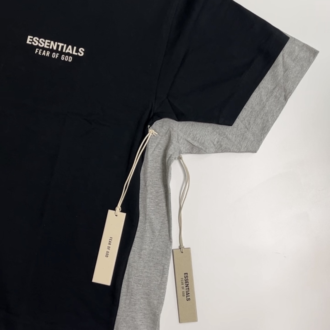 Essentials Classic Short Sleeve T-Shirt Vintage Black - 25FW, Essentials Jersey Crewneck T-Shirt Light Heather Grey - 24FW 착용 스타일 - 1