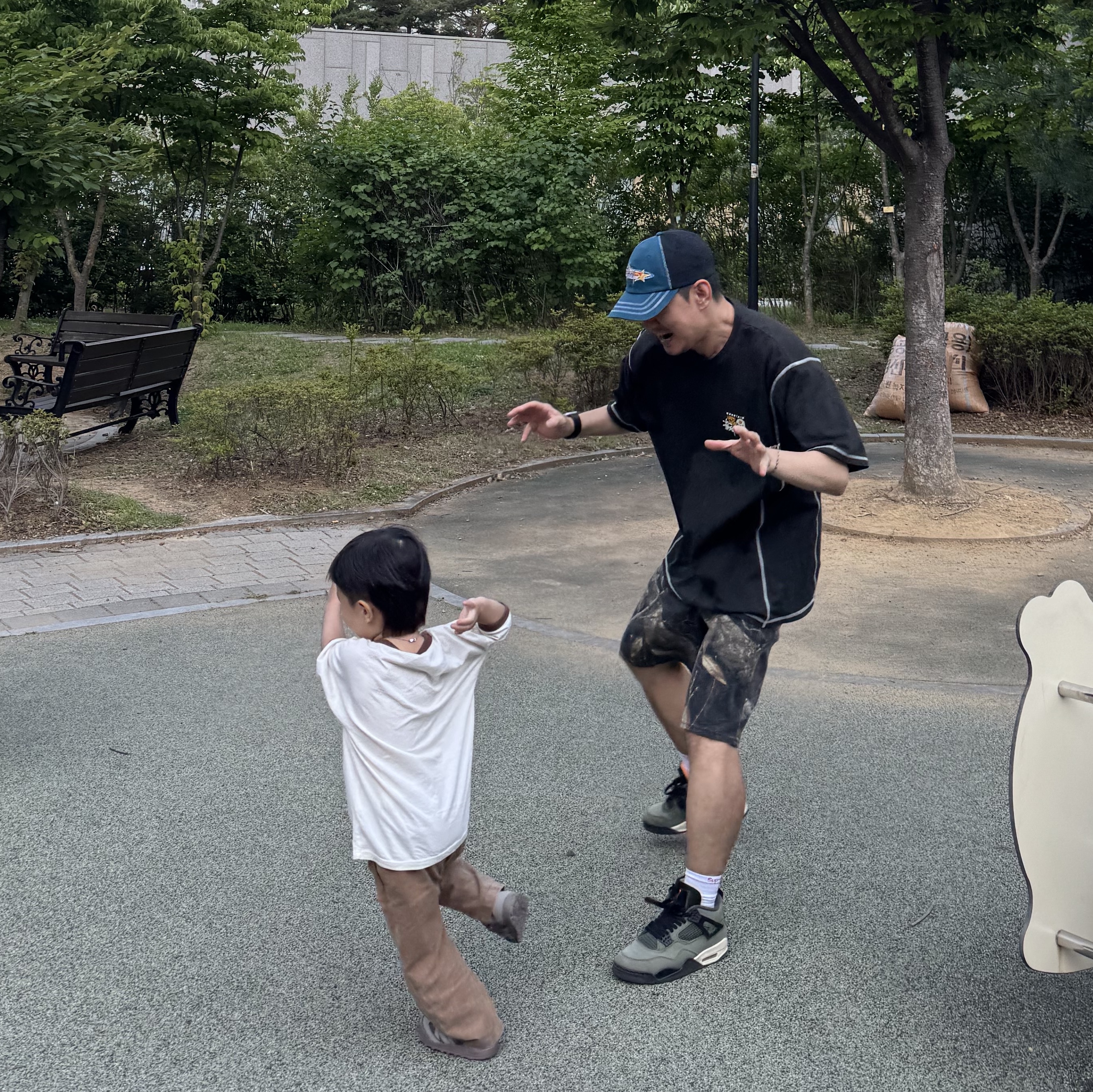 Stussy x Mountain Hardwear T-Shirt Stealth Grey, Stussy Realtree Edge Big OL' Shorts Camo 착용 스타일 - 4