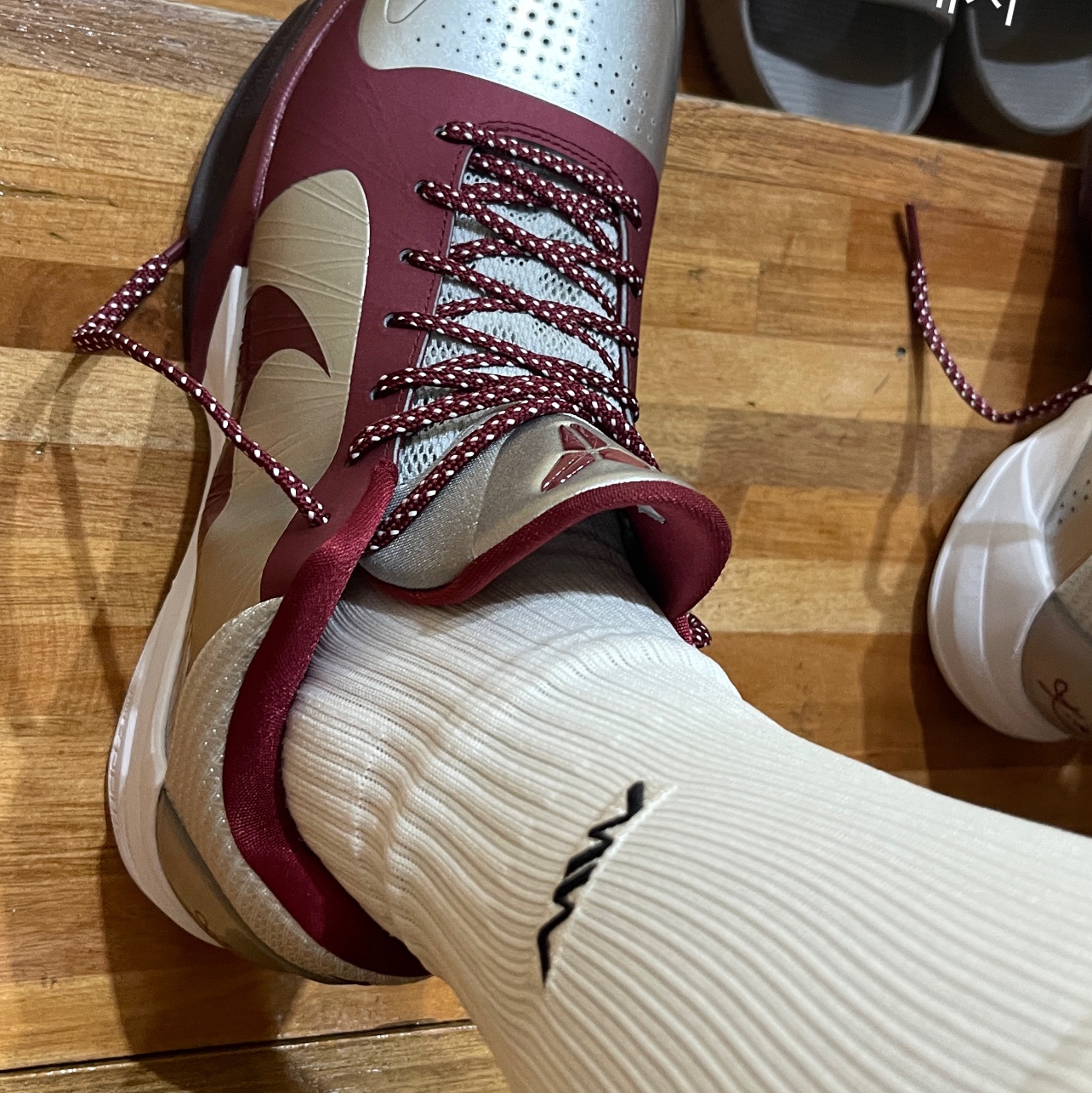 Nike Kobe 5 Protro Lower Merion Aces Away Metallic Silver Team Red 착용 스타일 - 1