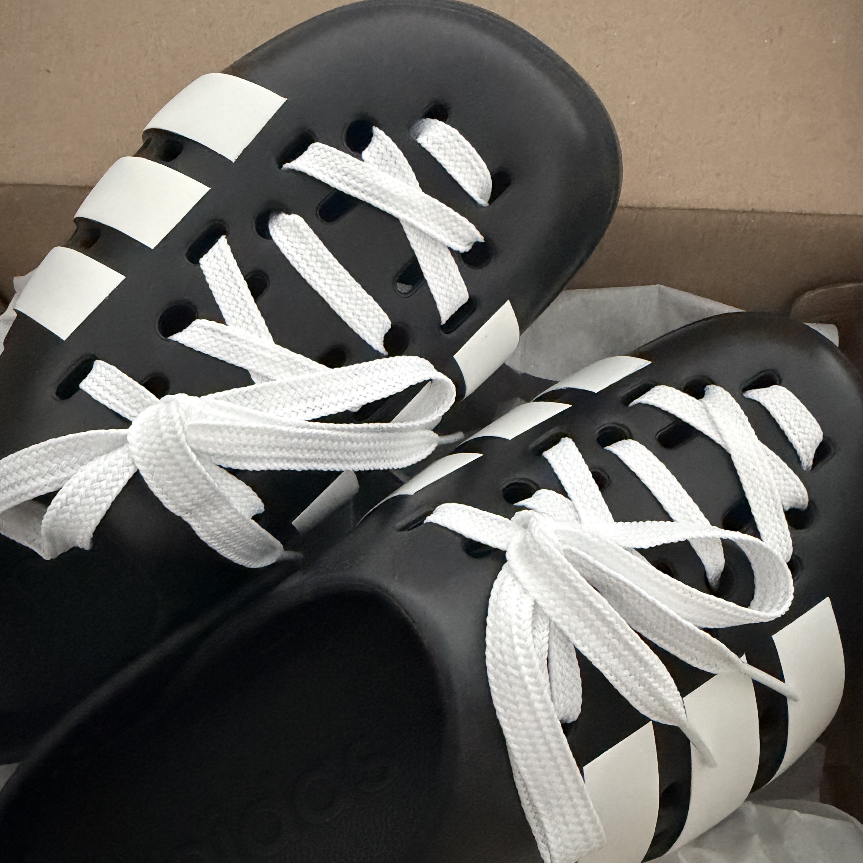 Adidas Sportswear Adilette Clog 2.0 Core Black Cloud White 착용 스타일