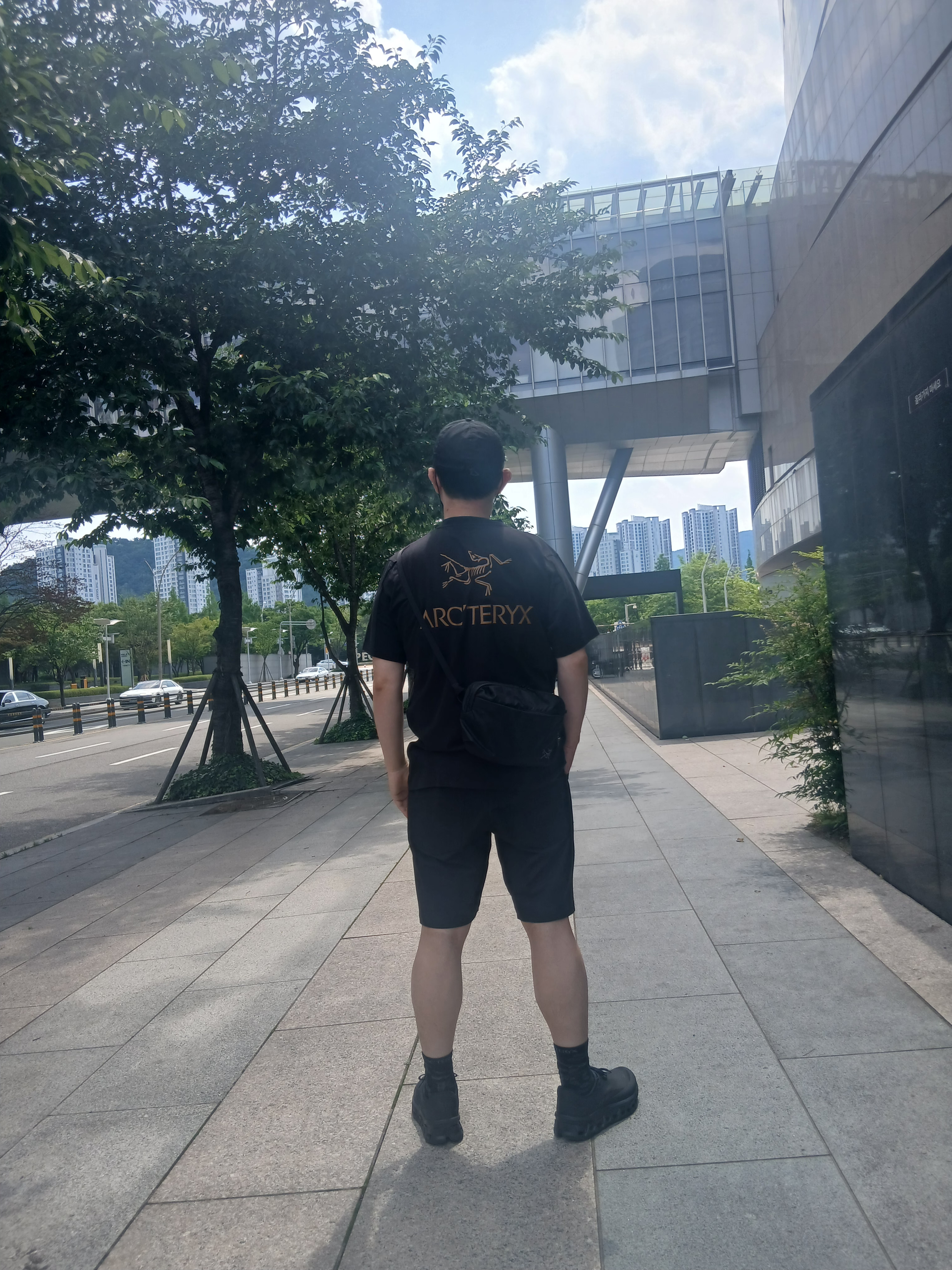 On Running x Post Archive Faction (Paf) Cloudmonster 2 Black Magnet, Stone Island 9100011 Nylon Metal in Econyl Baseball Cap with Drawcord Compass Embroidery Black 착용 스타일 - 5
