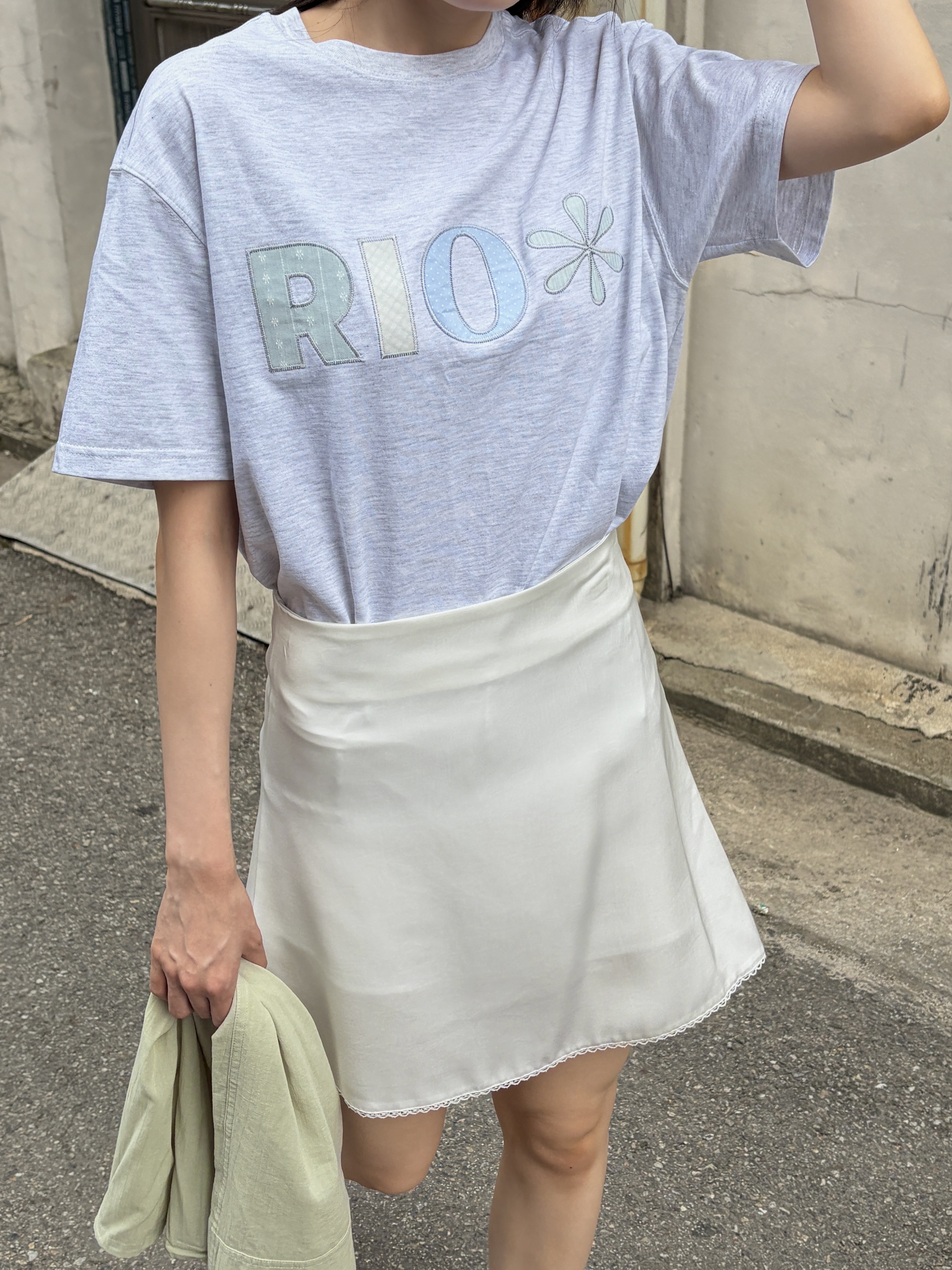 Riomeu Check Applique Short Sleeve T-shirt White Melange 착용 스타일 - 3