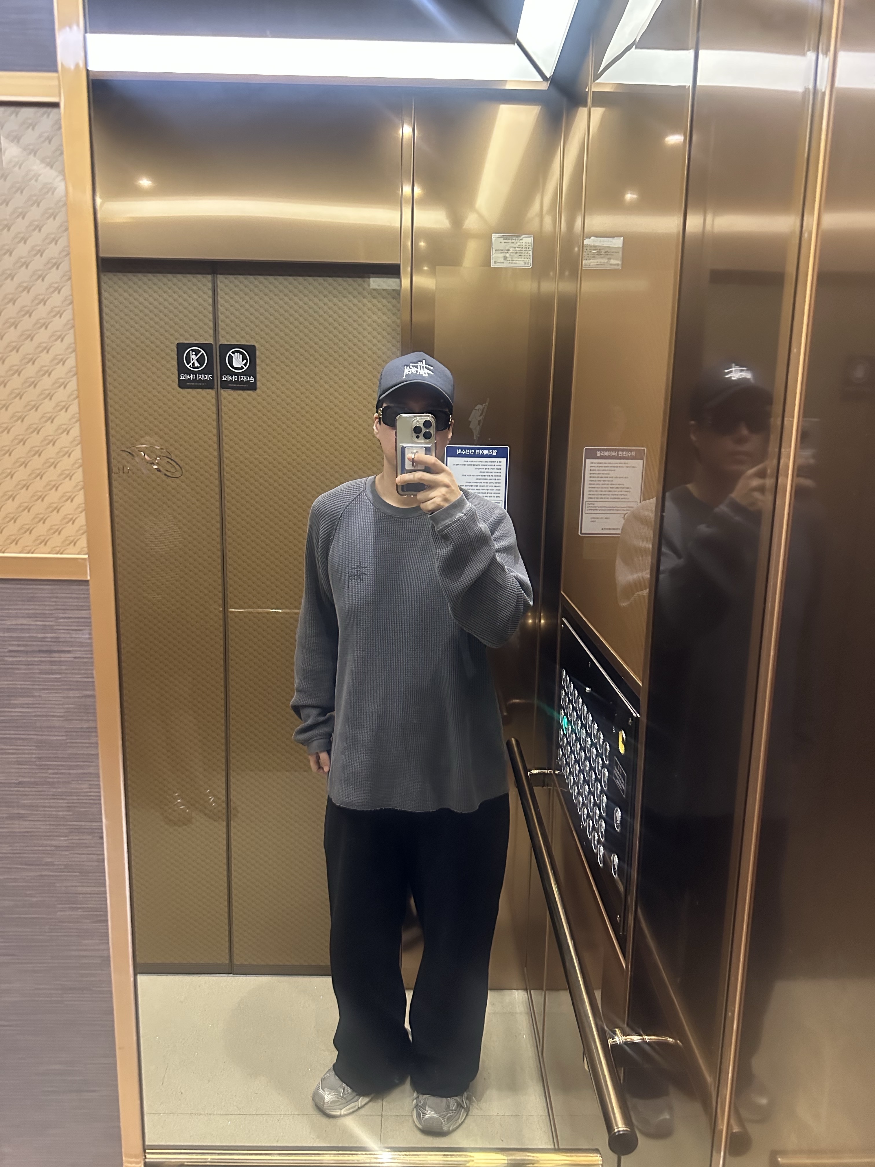 Stussy Raglan Thermal LS Crew Washed Black, Balenciaga 3XL Sneakers Light Beige 착용 스타일