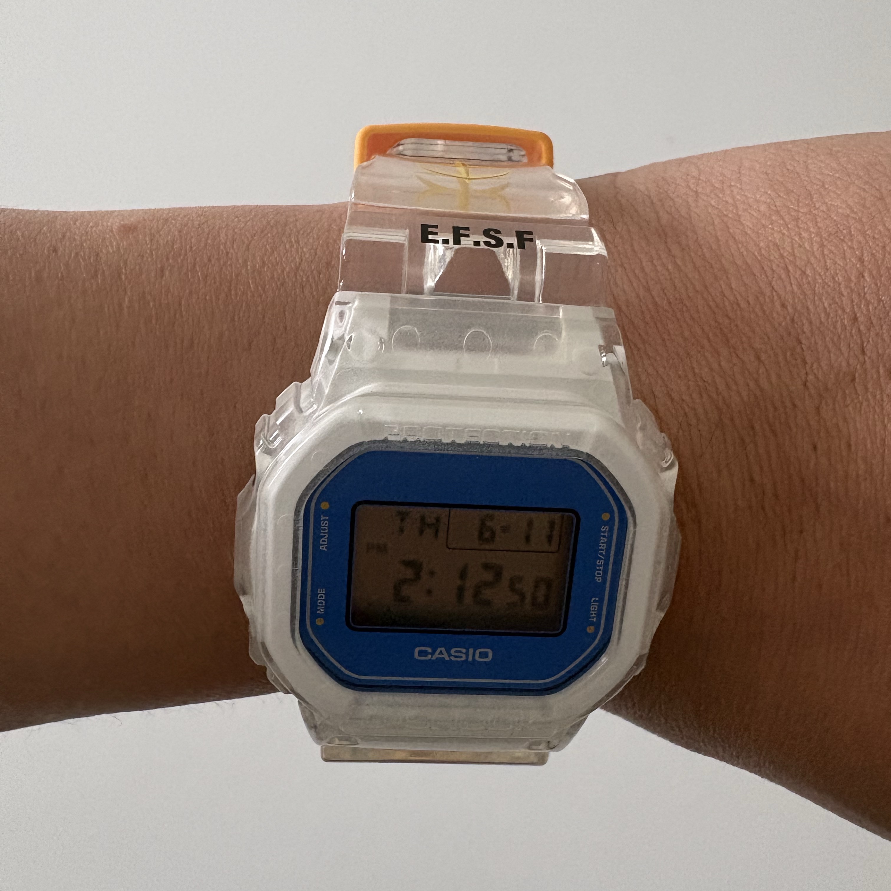 Casio G-Shock x Gundam DW-5600GM26-7DR 착용 스타일 - 4