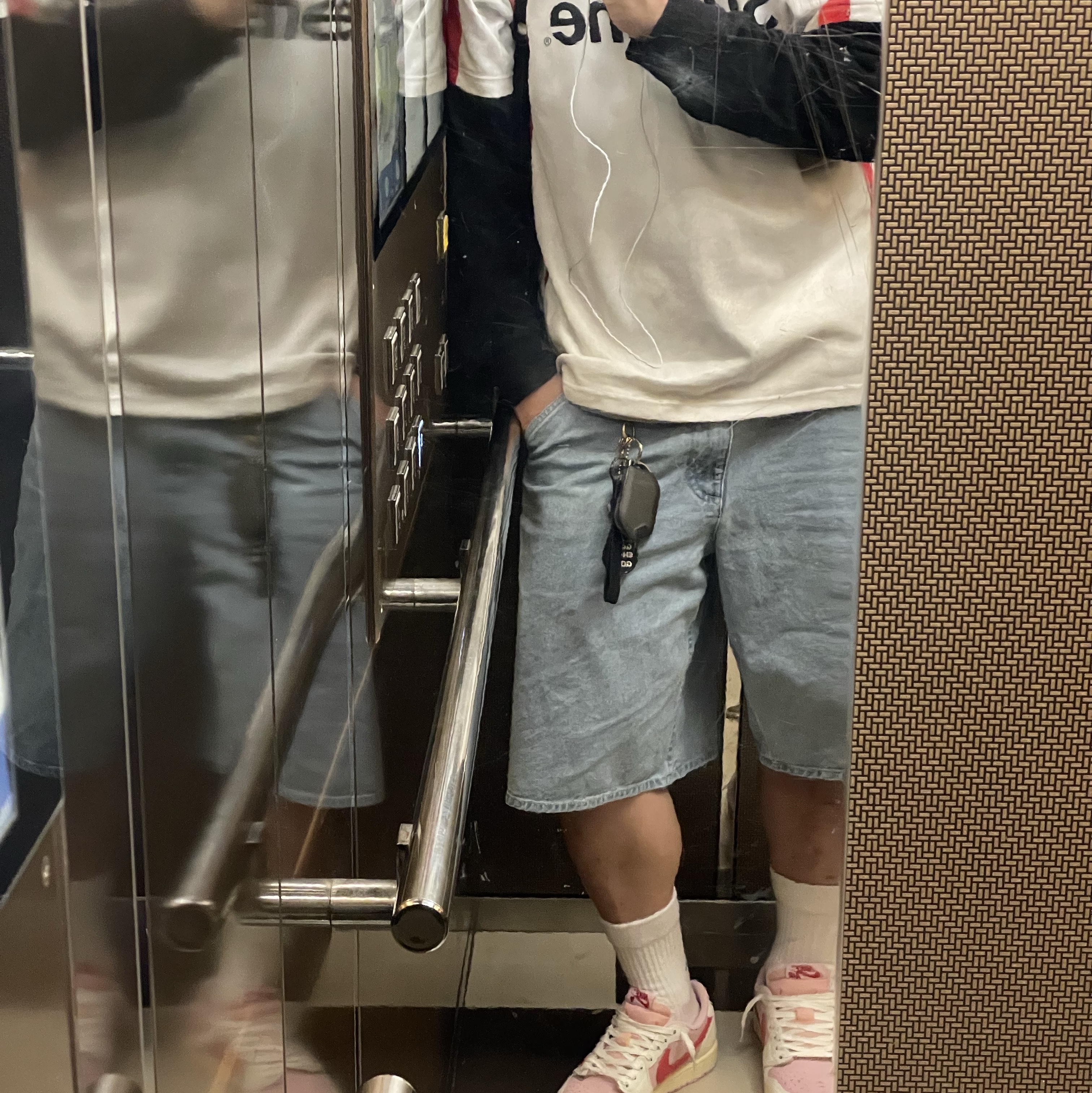 Jordan 1 x Travis Scott Retro Low OG SP Sail Tropical Pink, Supreme Hooded Soccer Jersey White - 23FW 착용 스타일 - 2