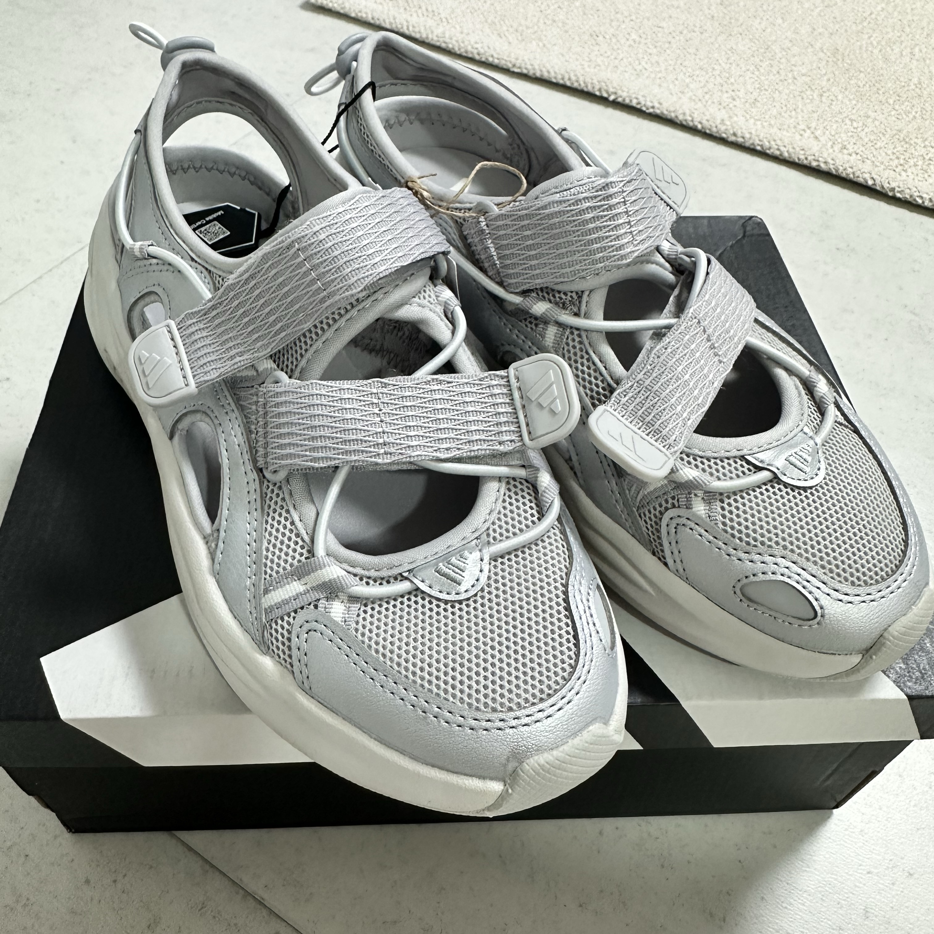 (W) Adidas Ozwave Sandal Grey Two Silver Metallic 착용 스타일 - 2