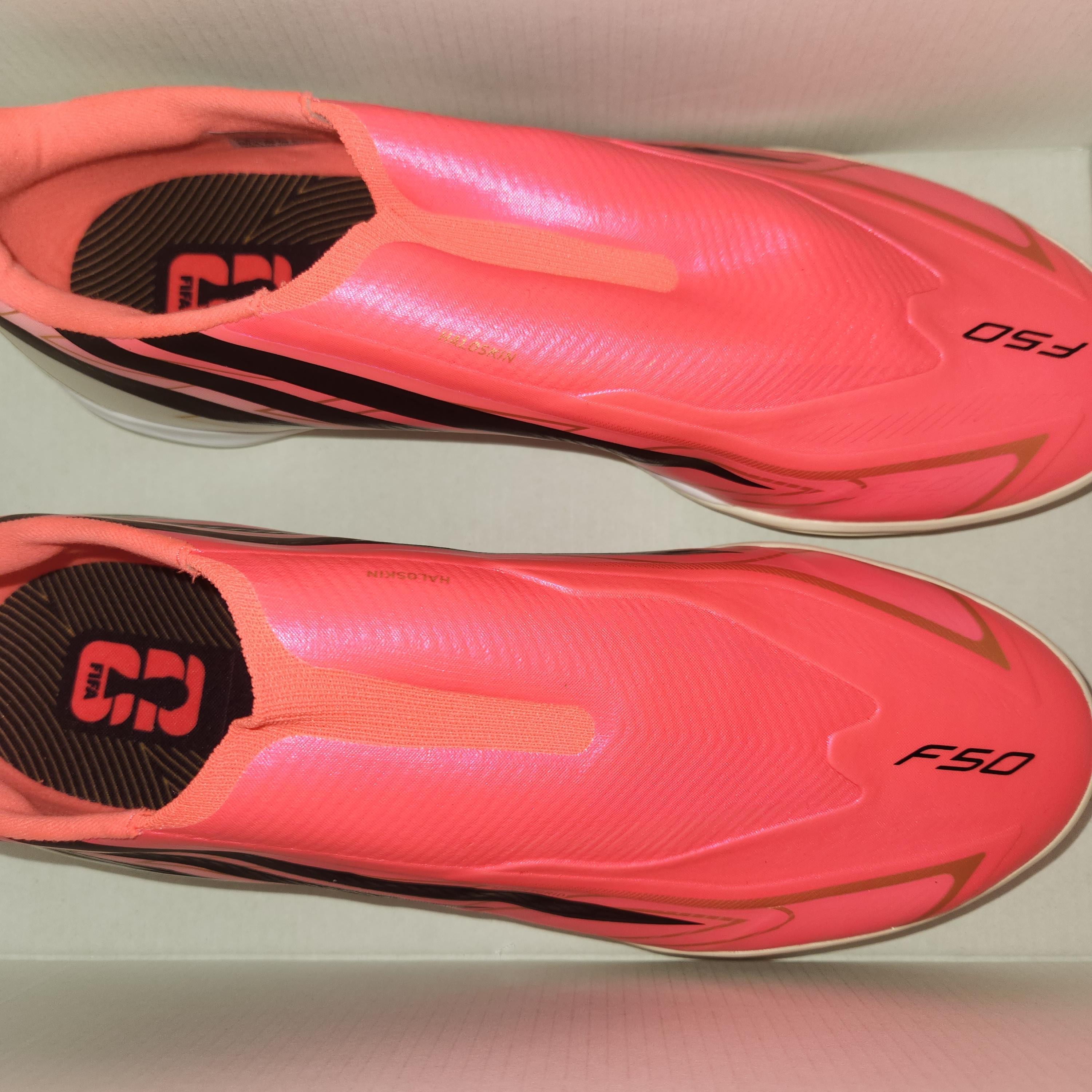 Adidas F50 Hyperfast Pro Turf Solar Turbo Core Black 착용 스타일