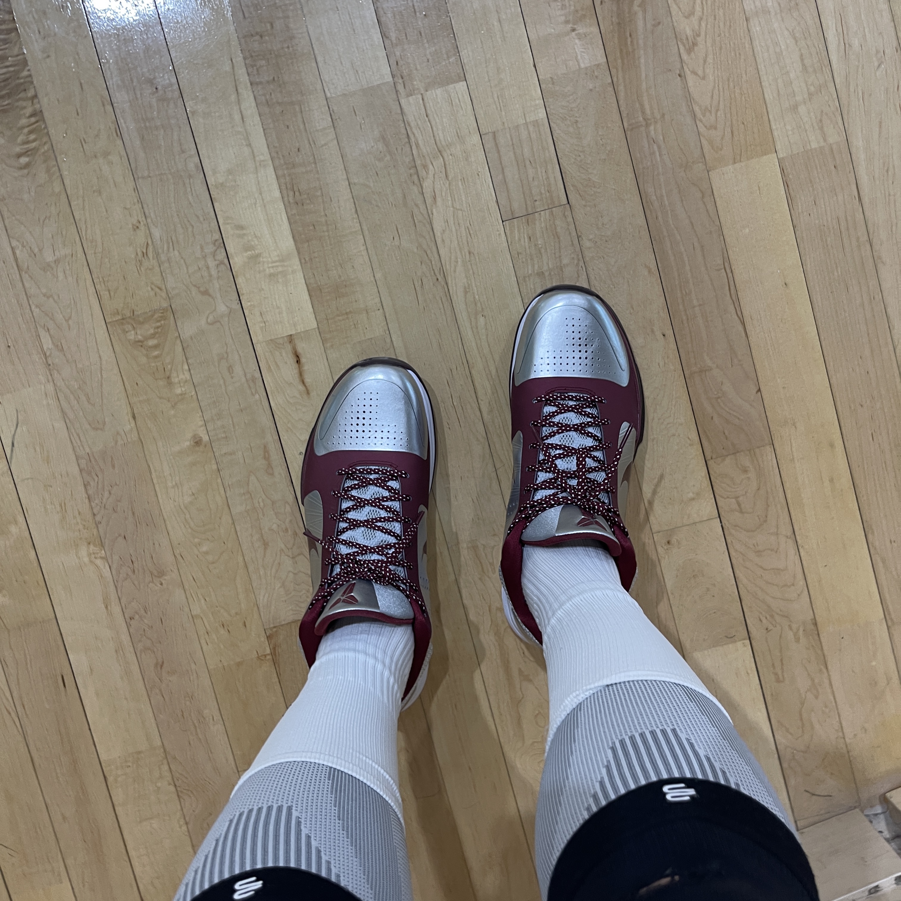 Nike Kobe 5 Protro Lower Merion Aces Away Metallic Silver Team Red 착용 스타일 - 2