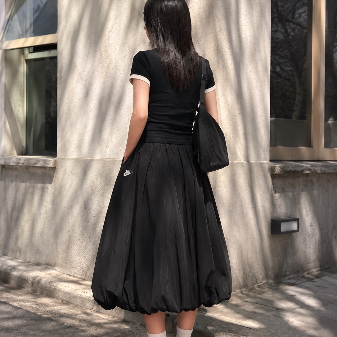 (W) Nike NSW Windrunner Skirt Black Chalk - Asia 착용 스타일
