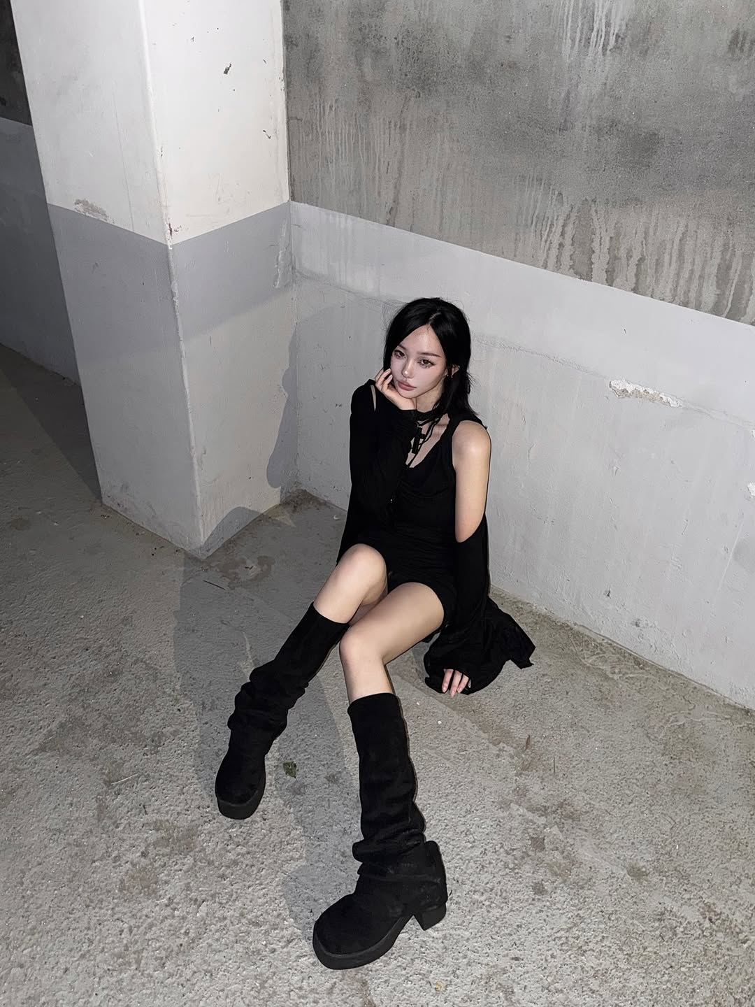 VOONT Twist Drape Slim Mini Dress (BLACK) 착용 스타일 - 5
