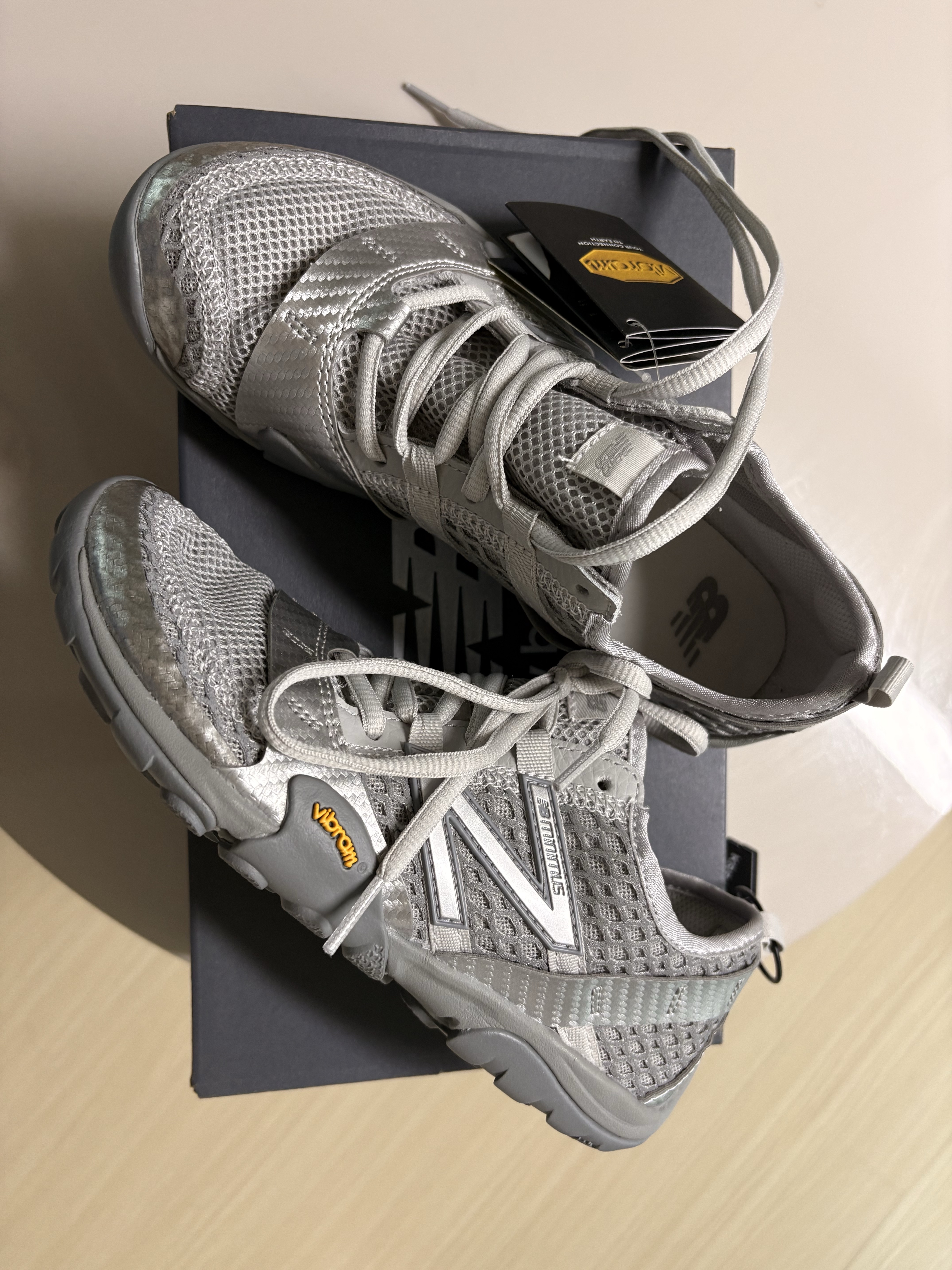 New Balance Minimus MT10O Slate Grey Silver Metallic 착용 스타일