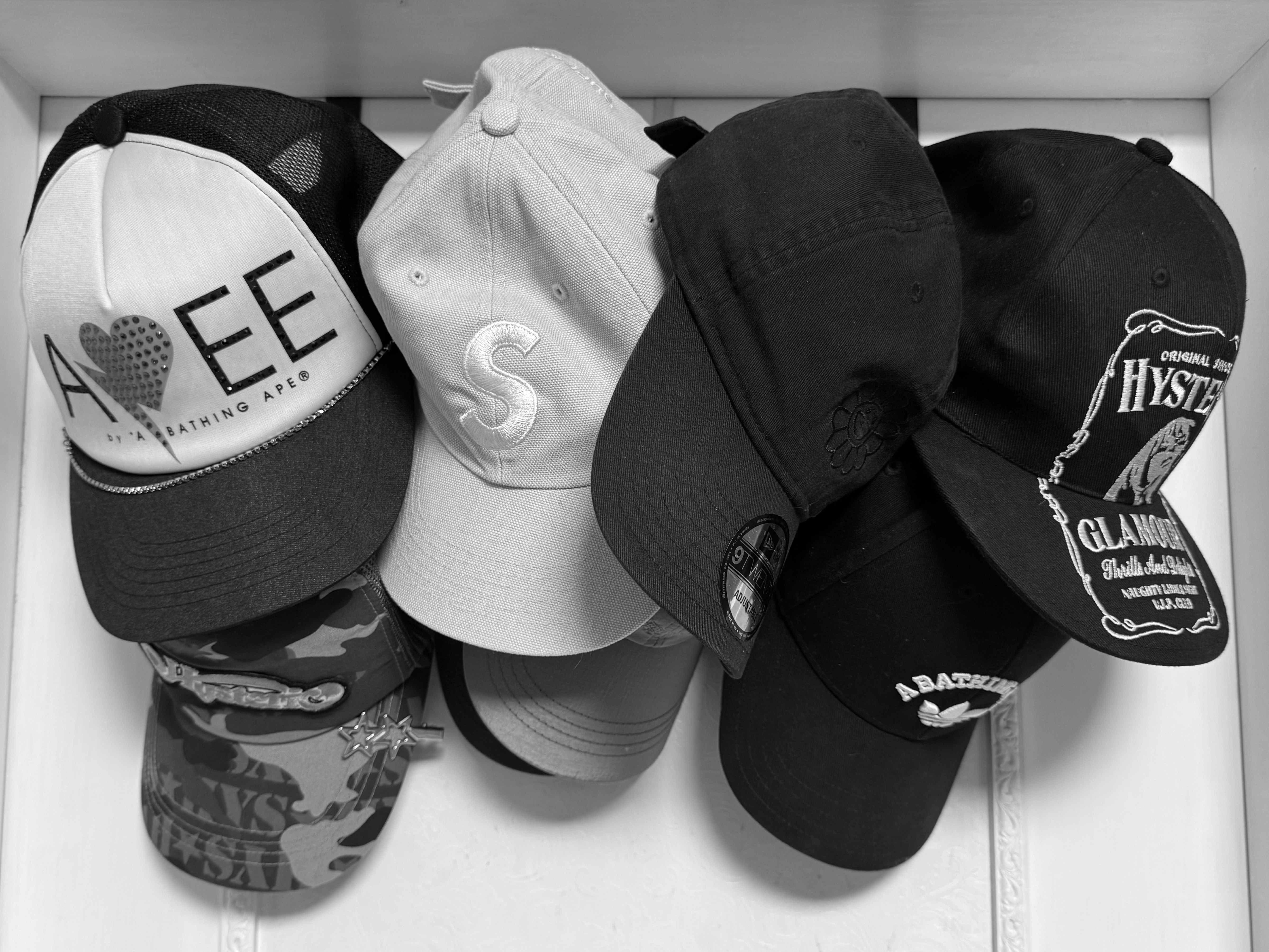 Hysteric Glamour HYS Whisky Embroidery Cap Black, Supreme Pigment Coated Canvas S Logo 6-Panel Light Pink - 25FW 착용 스타일