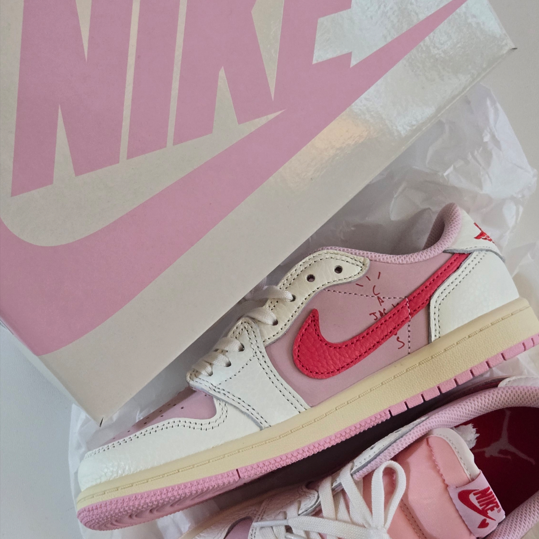 Jordan 1 x Travis Scott Retro Low OG SP Sail Tropical Pink 착용 스타일