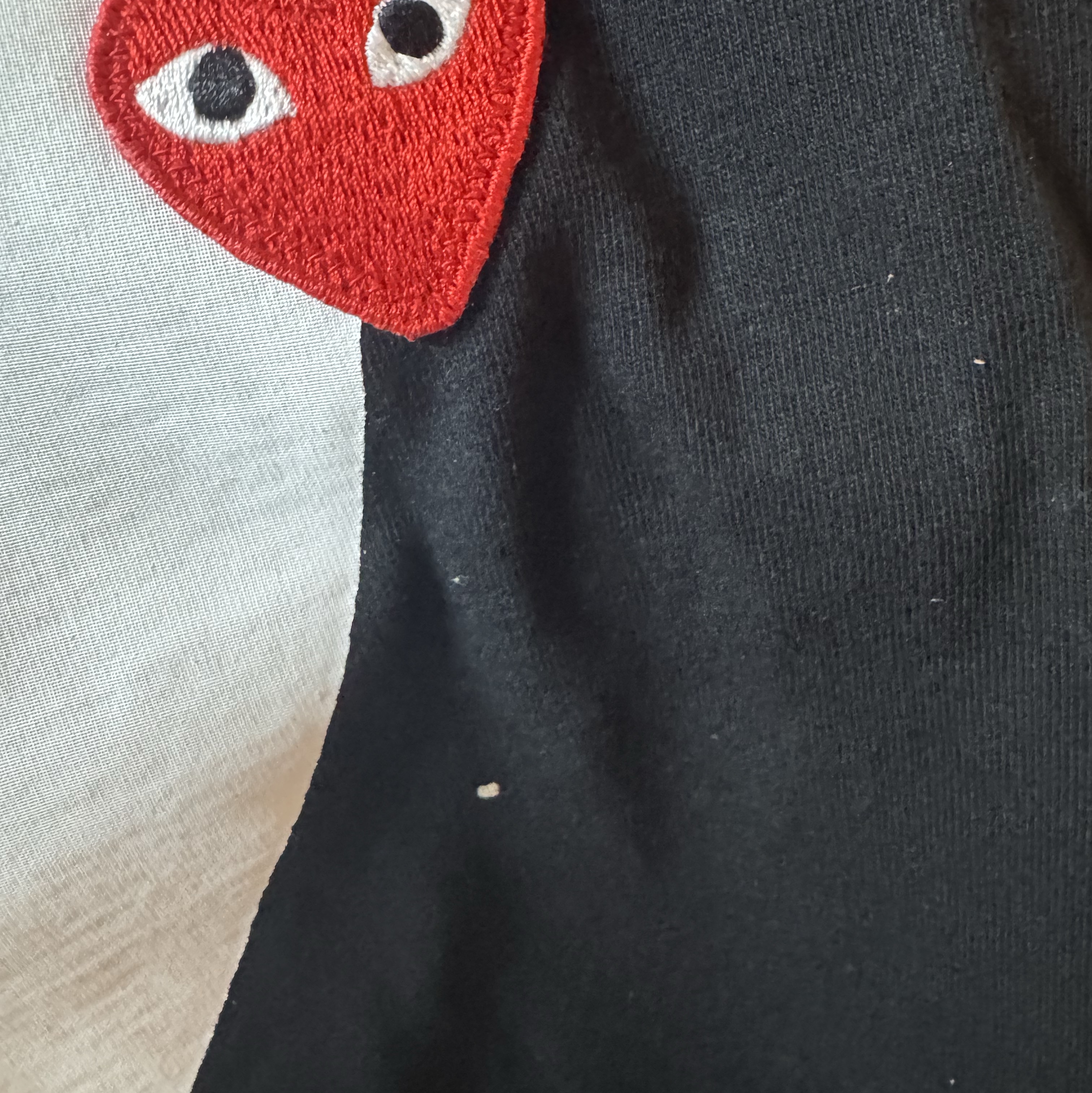 Play Comme des Garcons Red Heart Printed Heart T-Shirt Black 착용 스타일 - 2