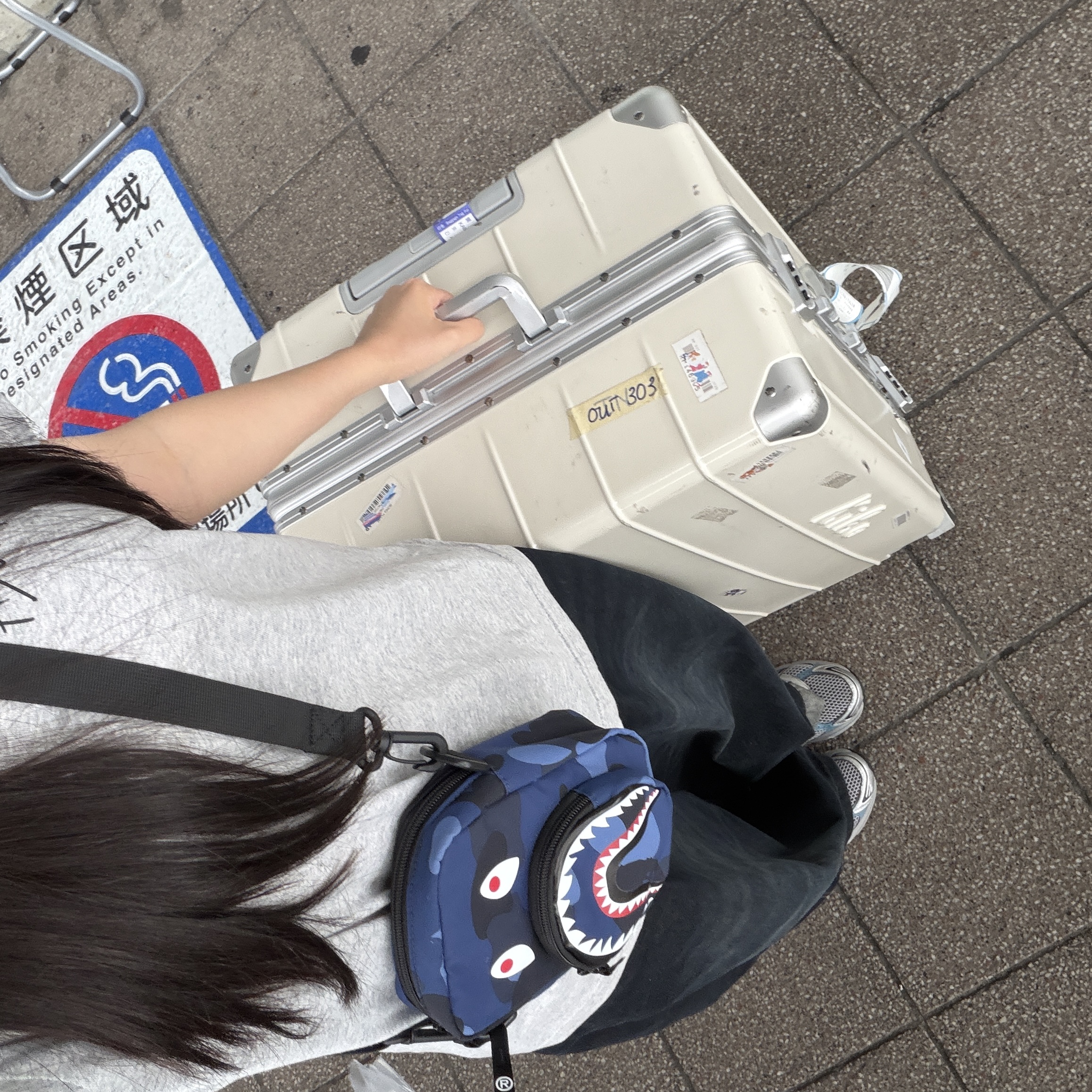 BAPE Color Camo Shark Mini Bag Navy 착용 스타일